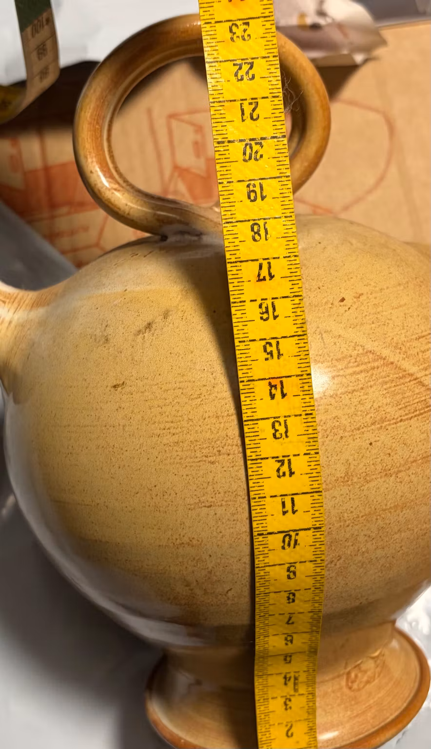 Keramikkande fra La Poterie Provence med ringhank og blomster – ca. 23 cm