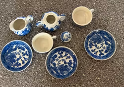 Miniatureservice i blåhvid keramik – 8 dele
