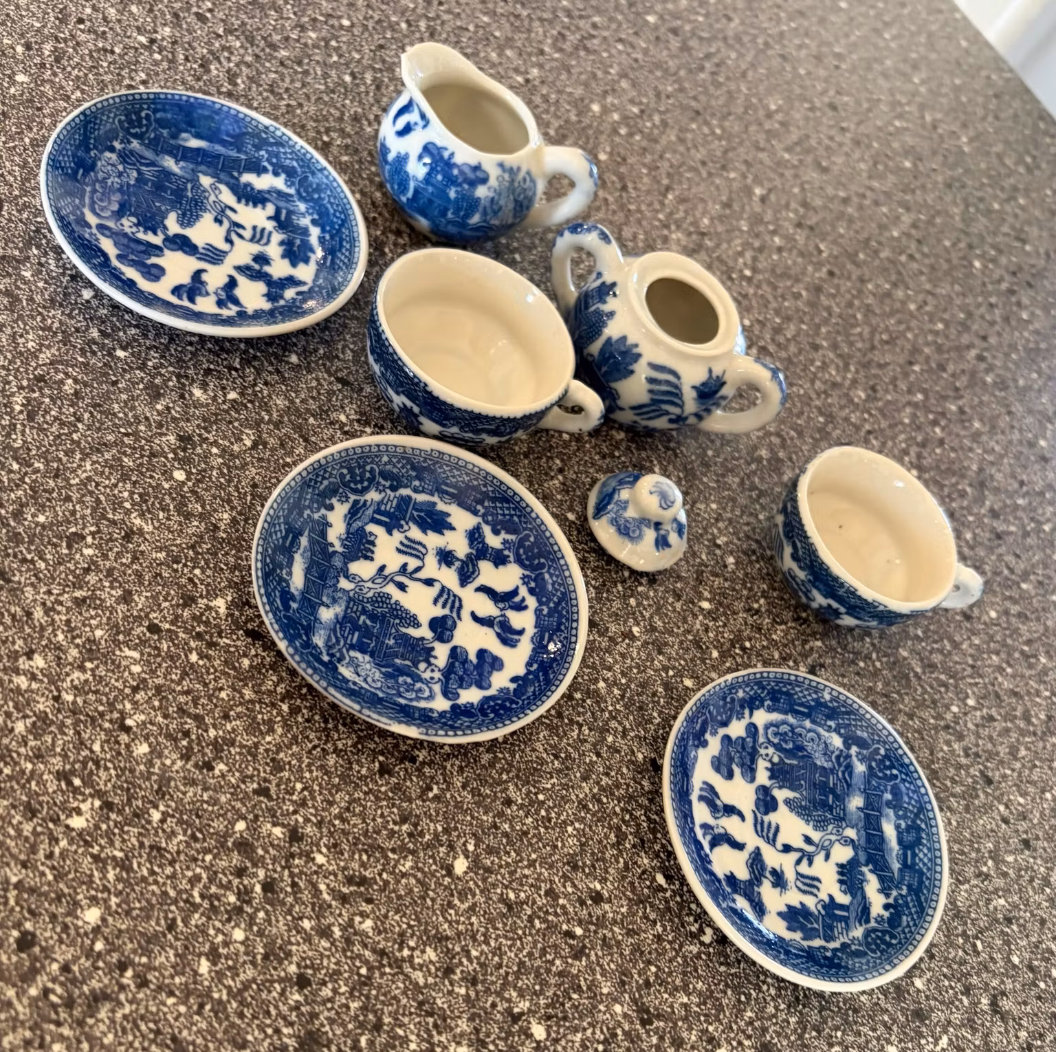 Miniatureservice i blåhvid keramik – 8 dele
