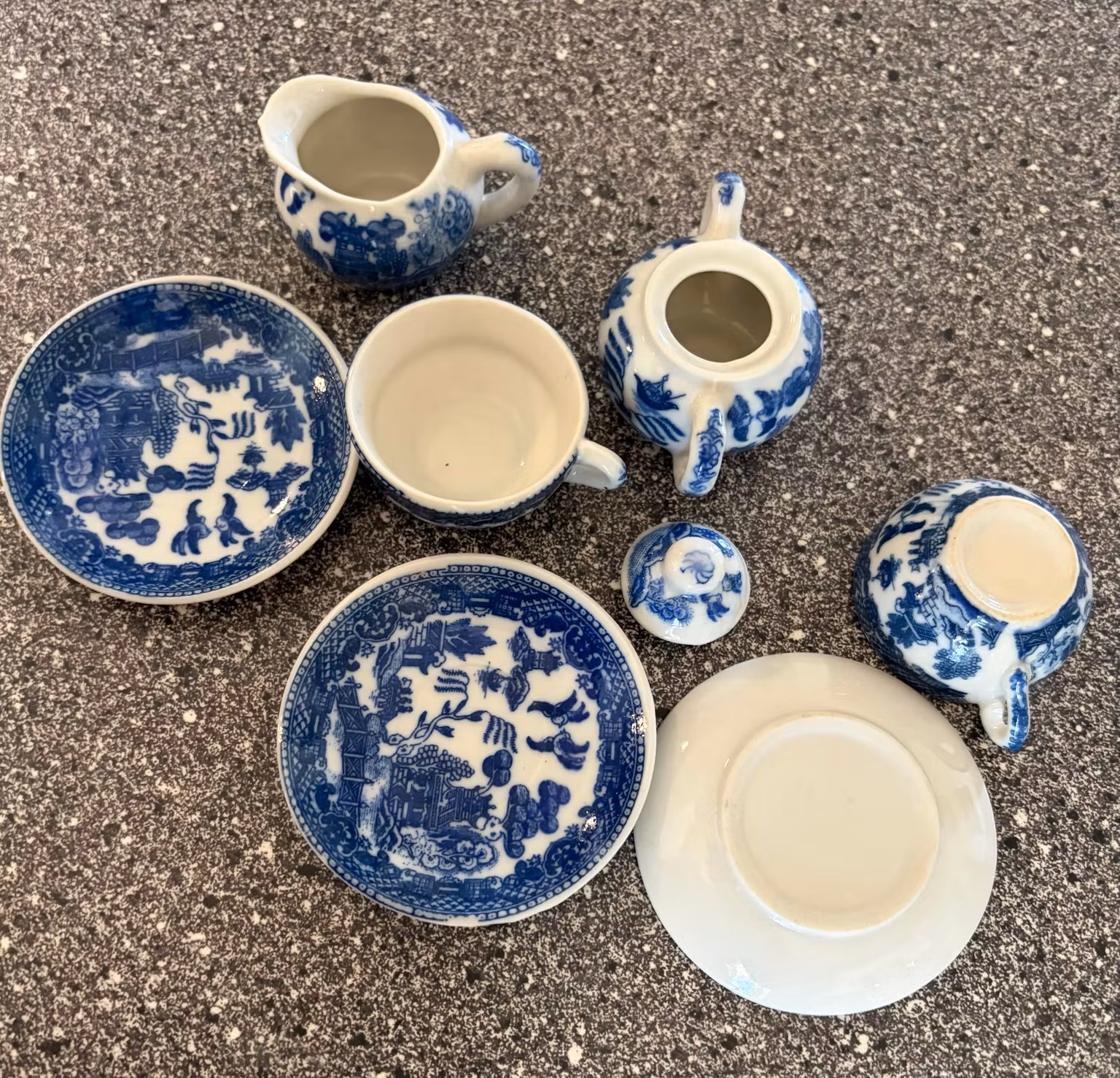 Miniatureservice i blåhvid keramik – 8 dele