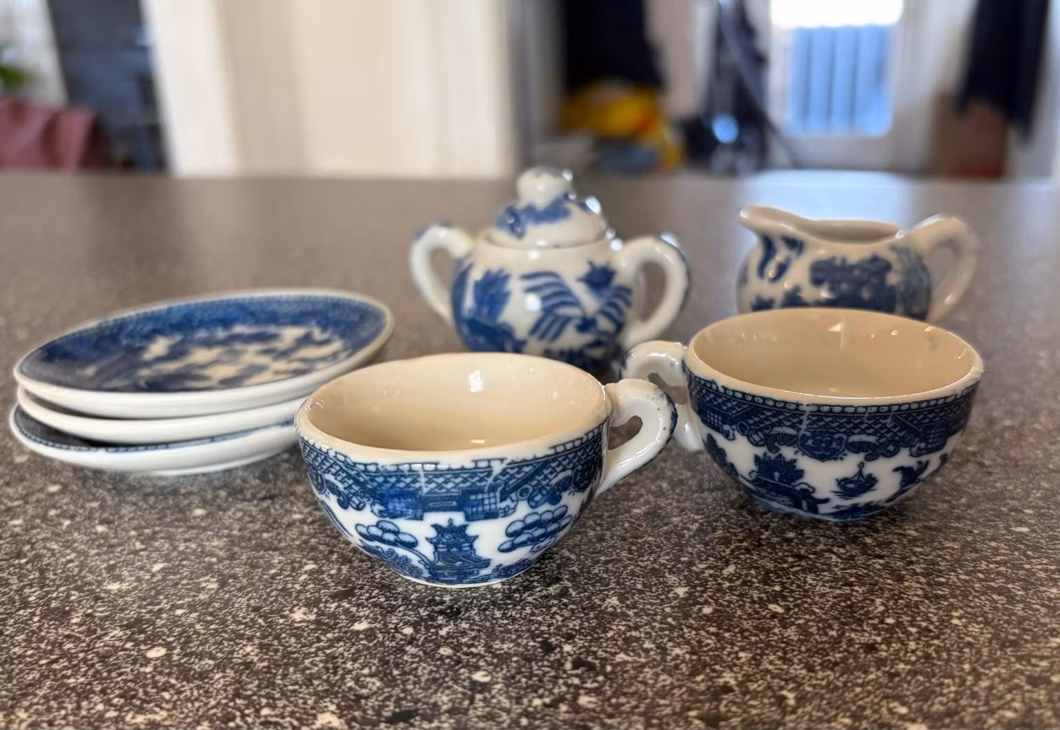 Miniatureservice i blåhvid keramik – 8 dele