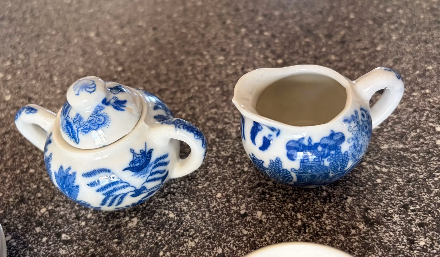 Miniatureservice i blåhvid keramik – 8 dele