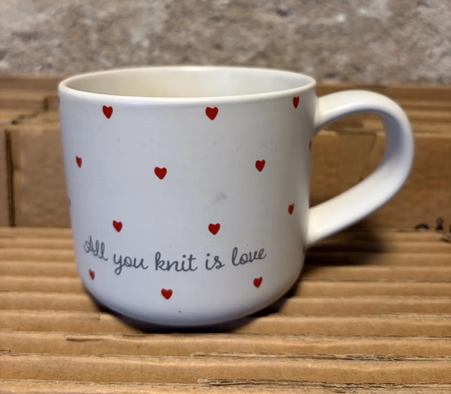 Krus med røde hjerter og “All you knit is love” – ca. 9 cm