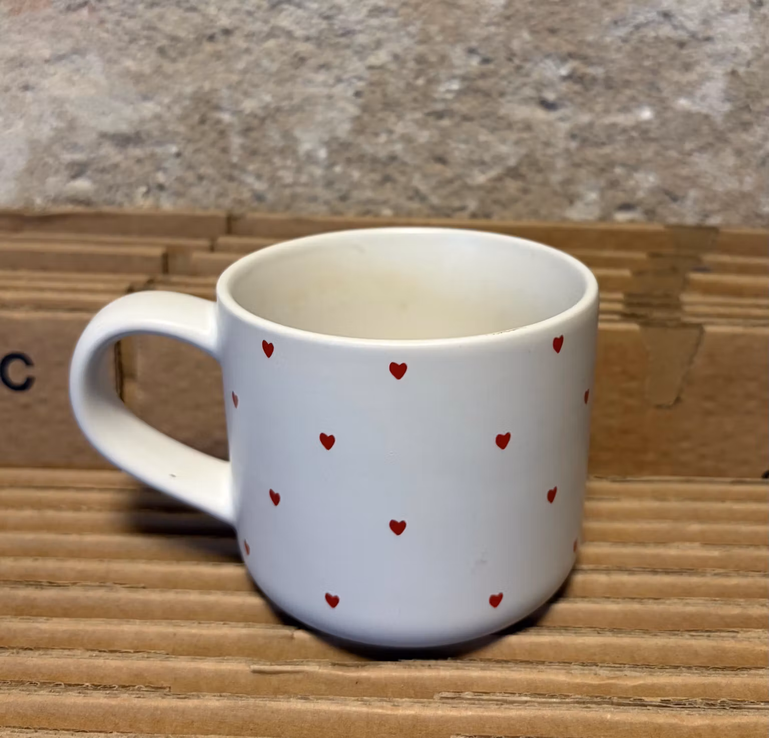 Krus med røde hjerter og “All you knit is love” – ca. 9 cm