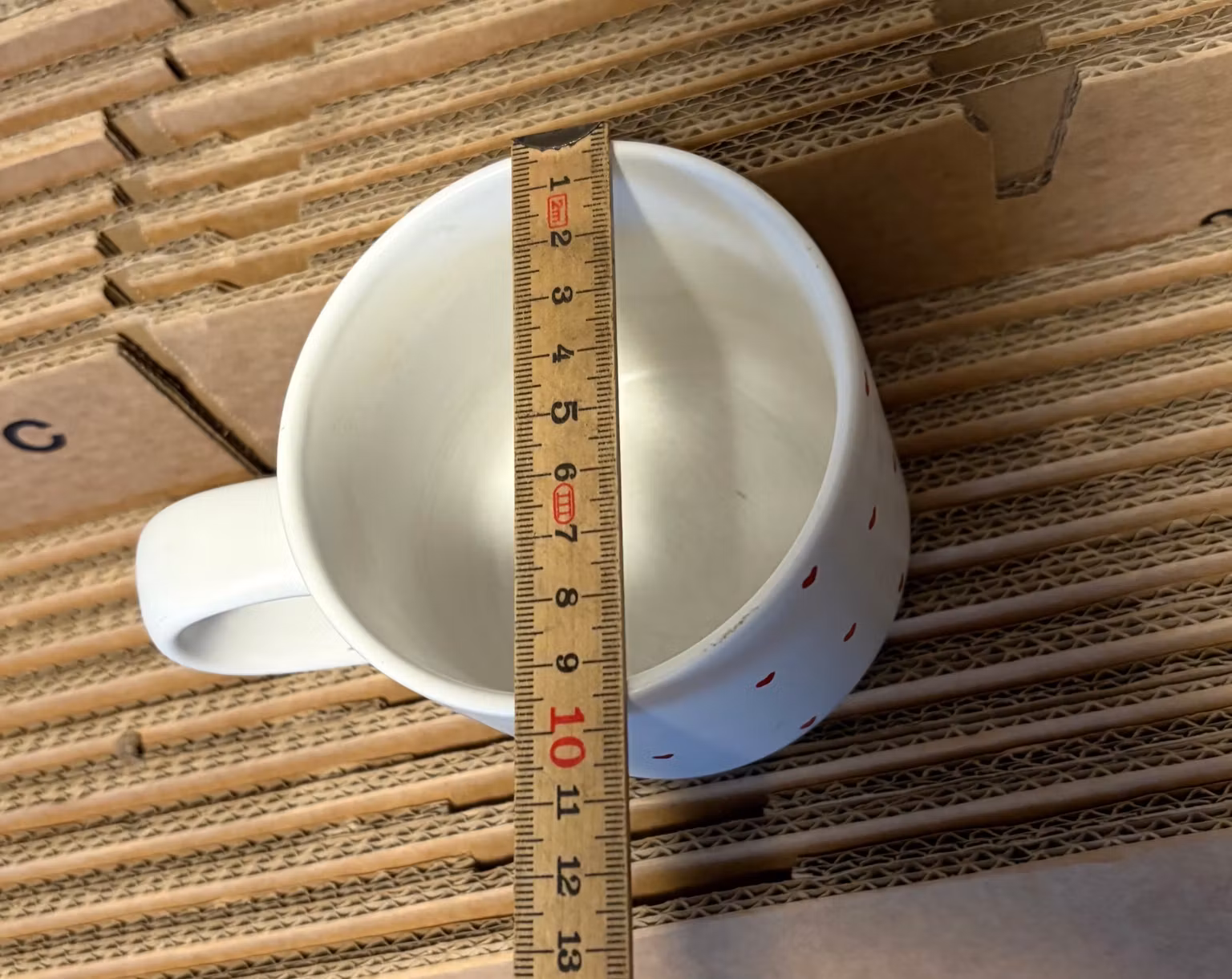 Krus med røde hjerter og “All you knit is love” – ca. 9 cm
