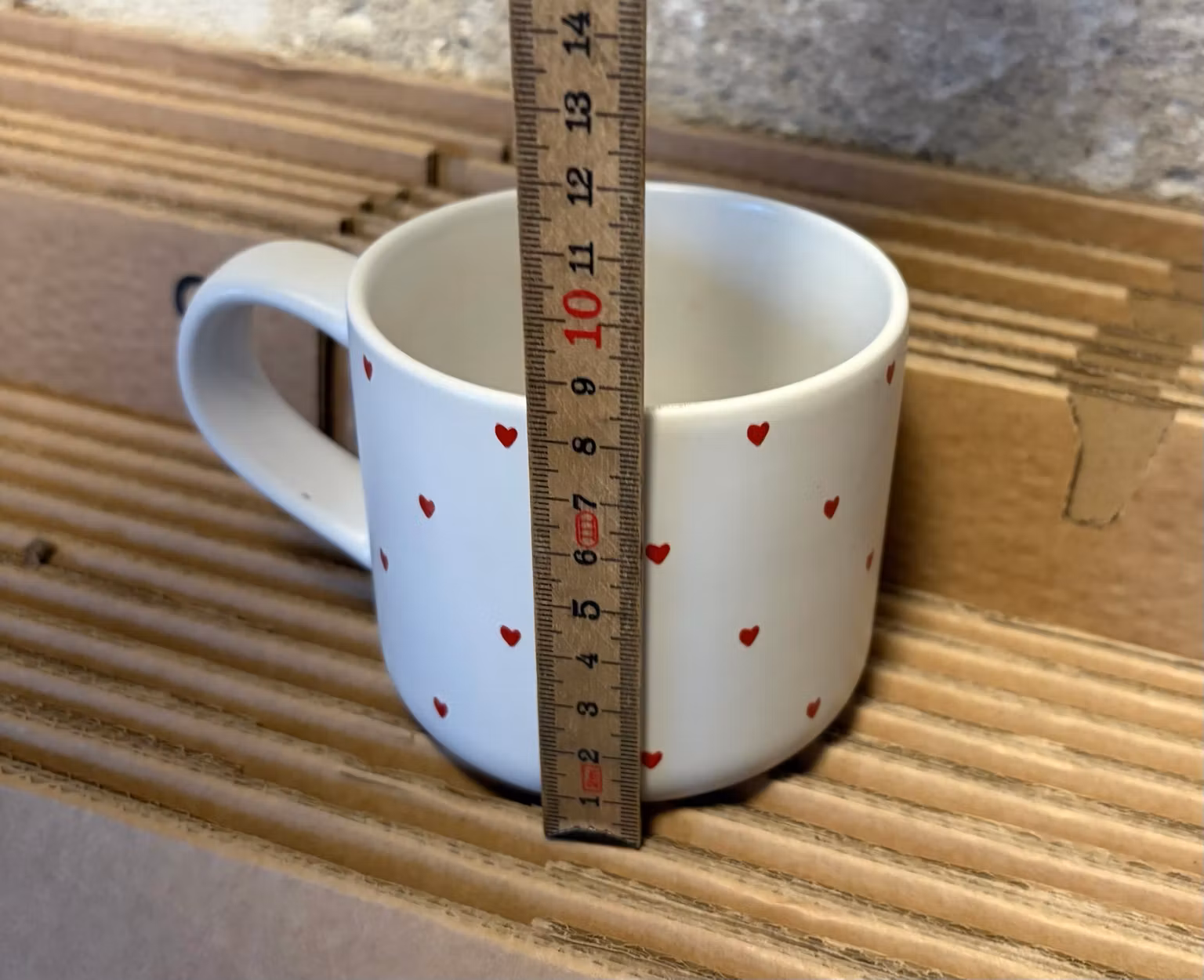 Krus med røde hjerter og “All you knit is love” – ca. 9 cm