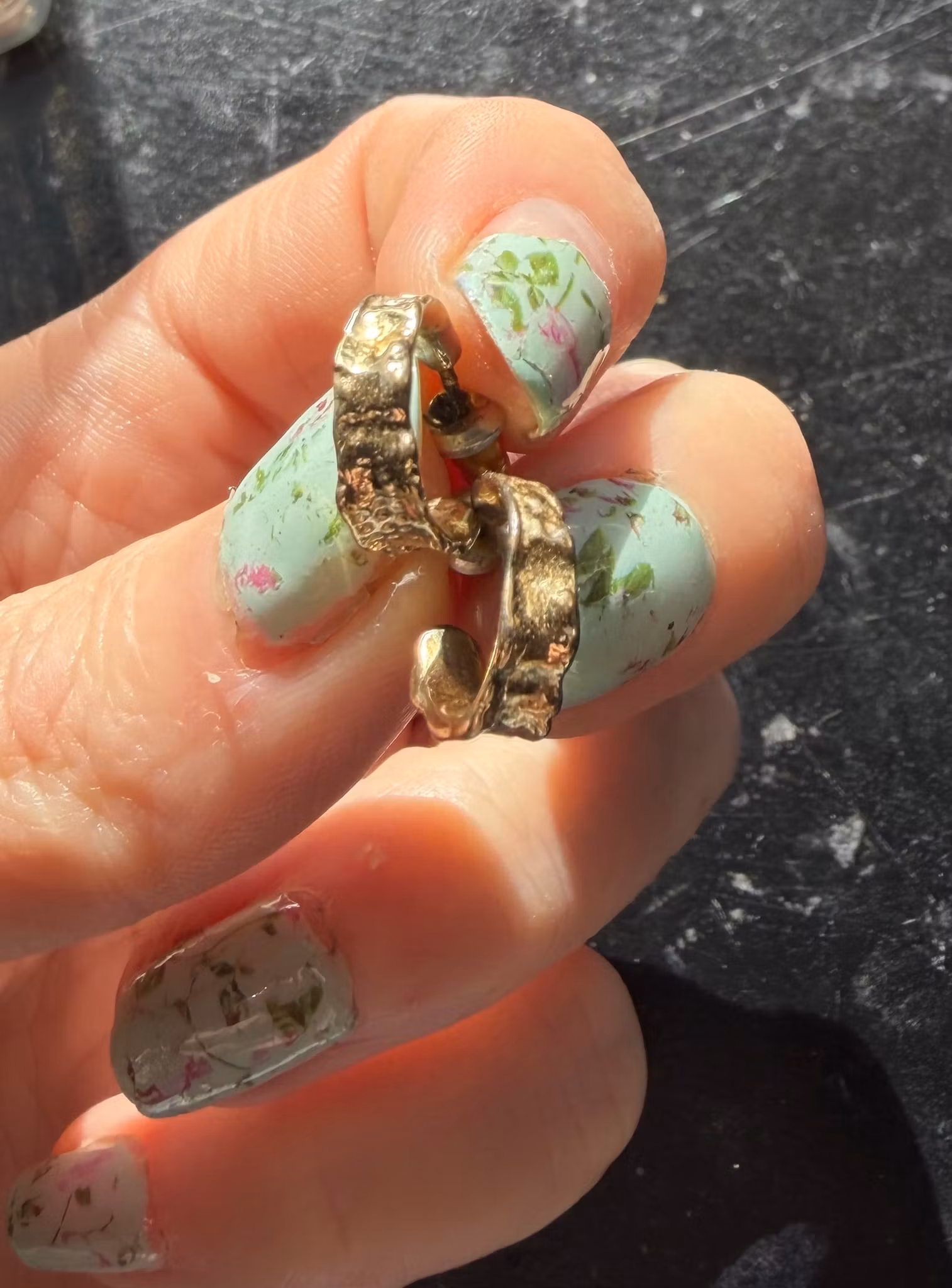 Ørestikker i guldfarvet look med bølget overflade – ca. 1,5 cm