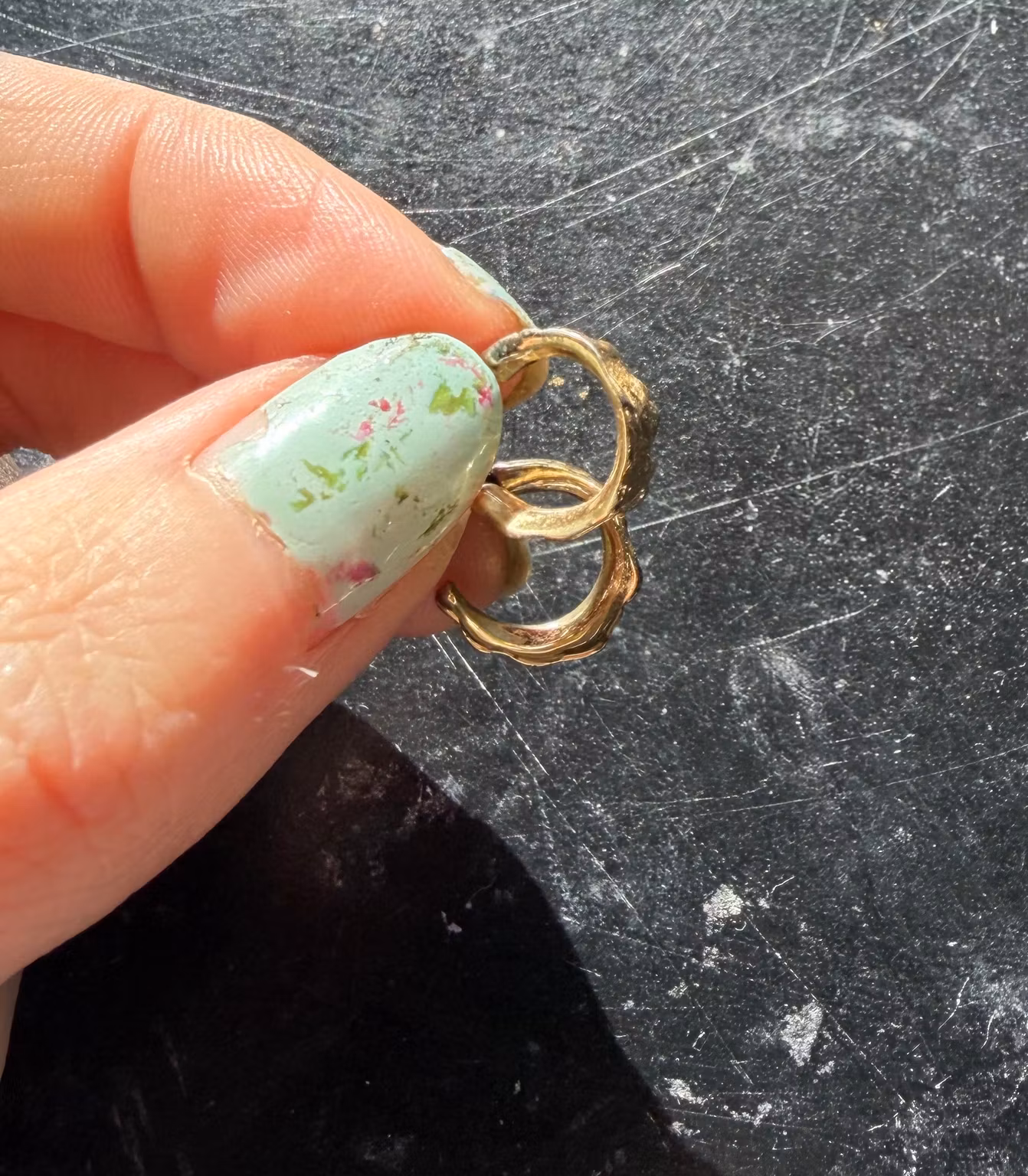 Ørestikker i guldfarvet look med bølget overflade – ca. 1,5 cm