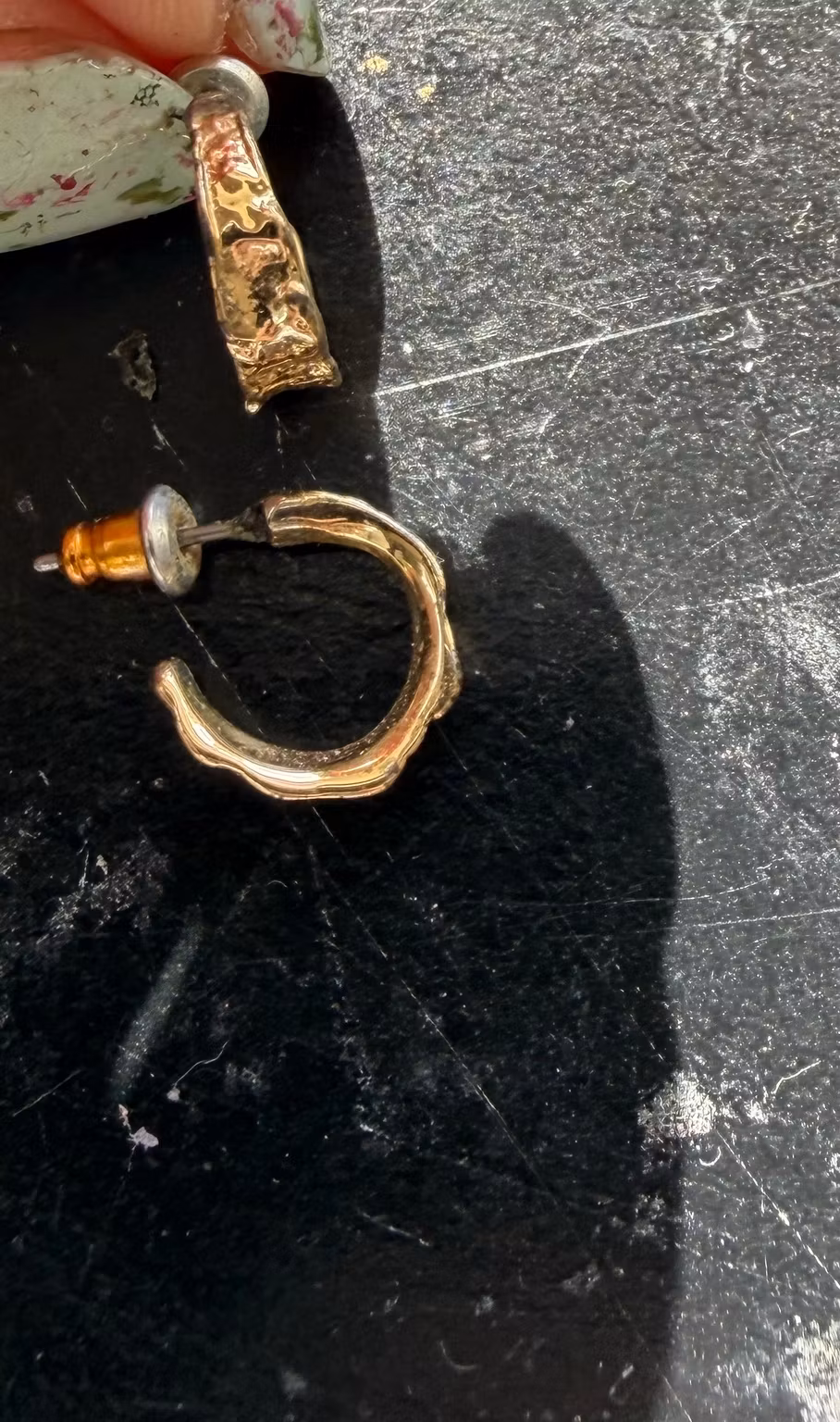 Ørestikker i guldfarvet look med bølget overflade – ca. 1,5 cm