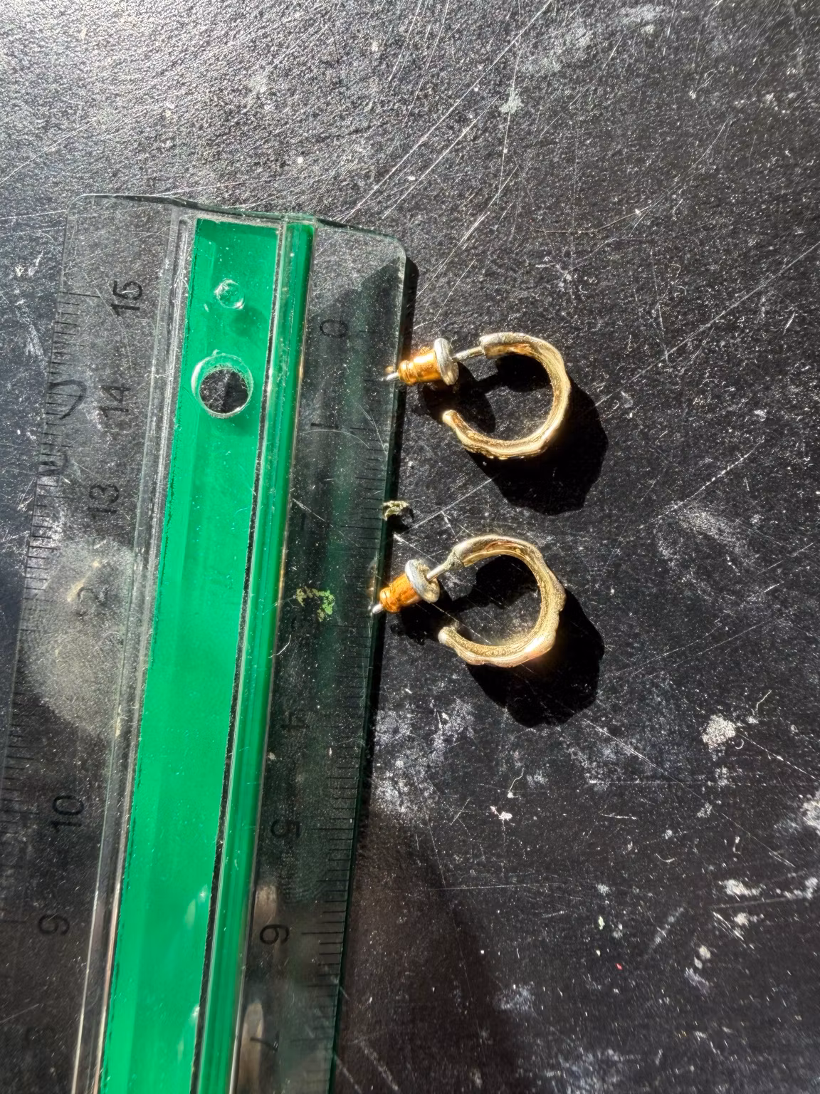 Ørestikker i guldfarvet look med bølget overflade – ca. 1,5 cm