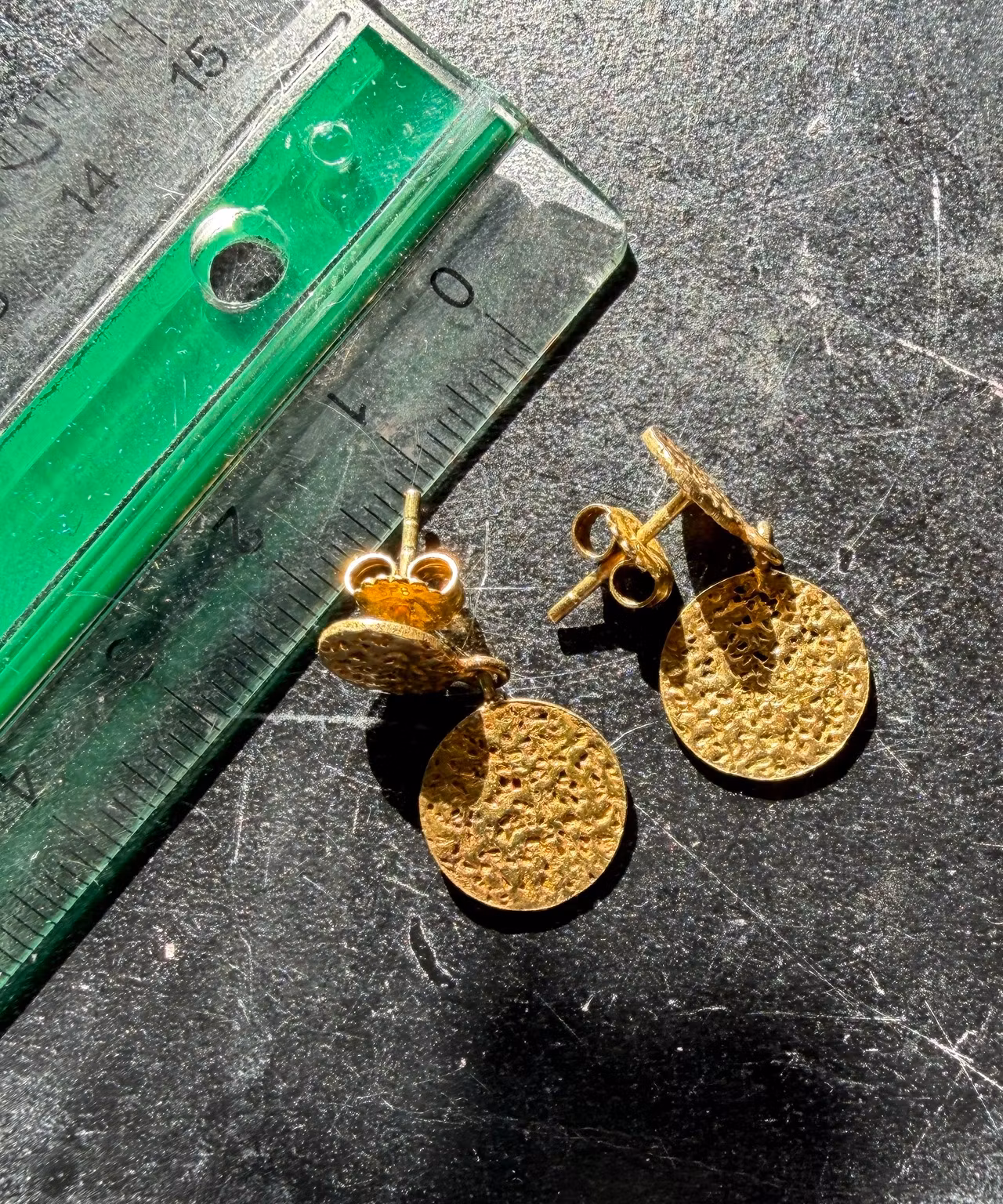 Ørestikker med guldfarvede, strukturerede skiver – ca. 3 cm
