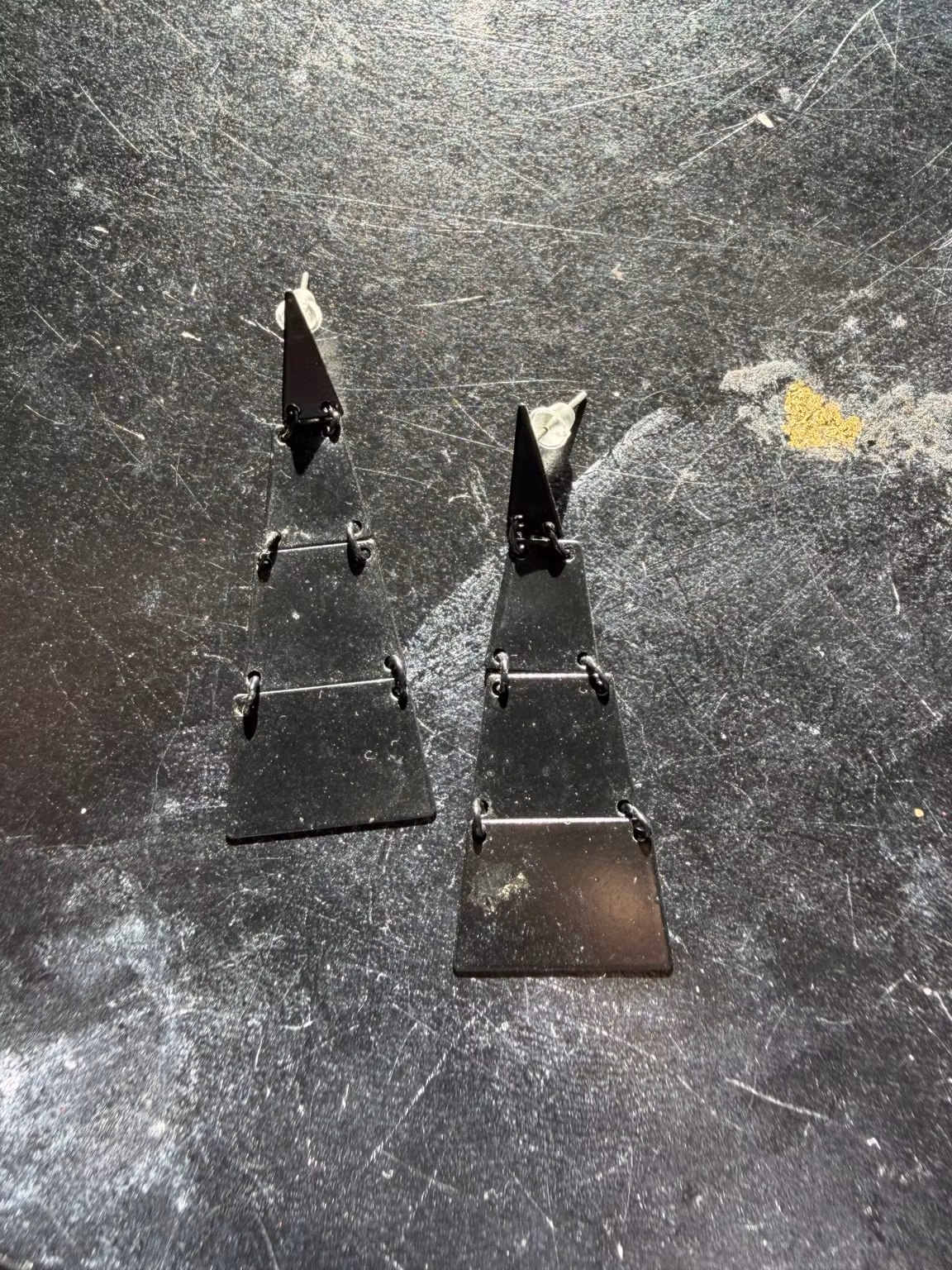 Sorte øreringe med fire geometriske led – ca. 6 cm