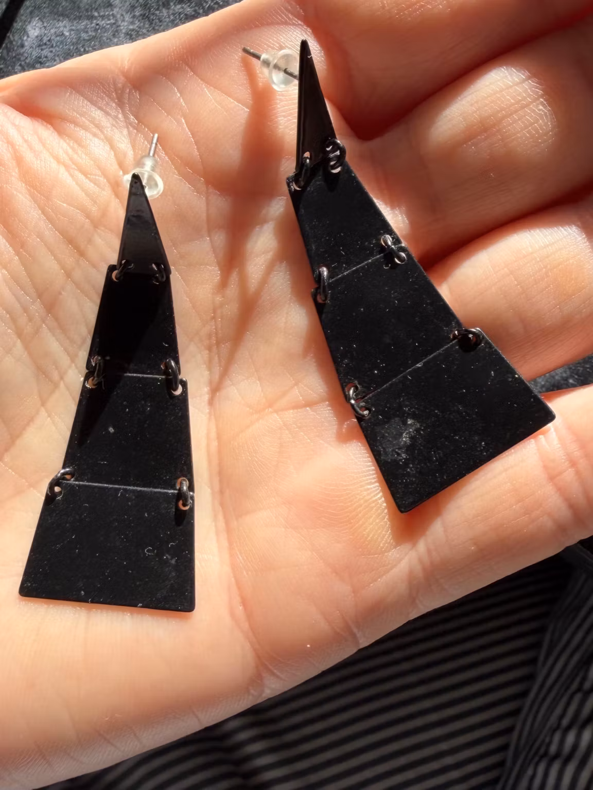 Sorte øreringe med fire geometriske led – ca. 6 cm