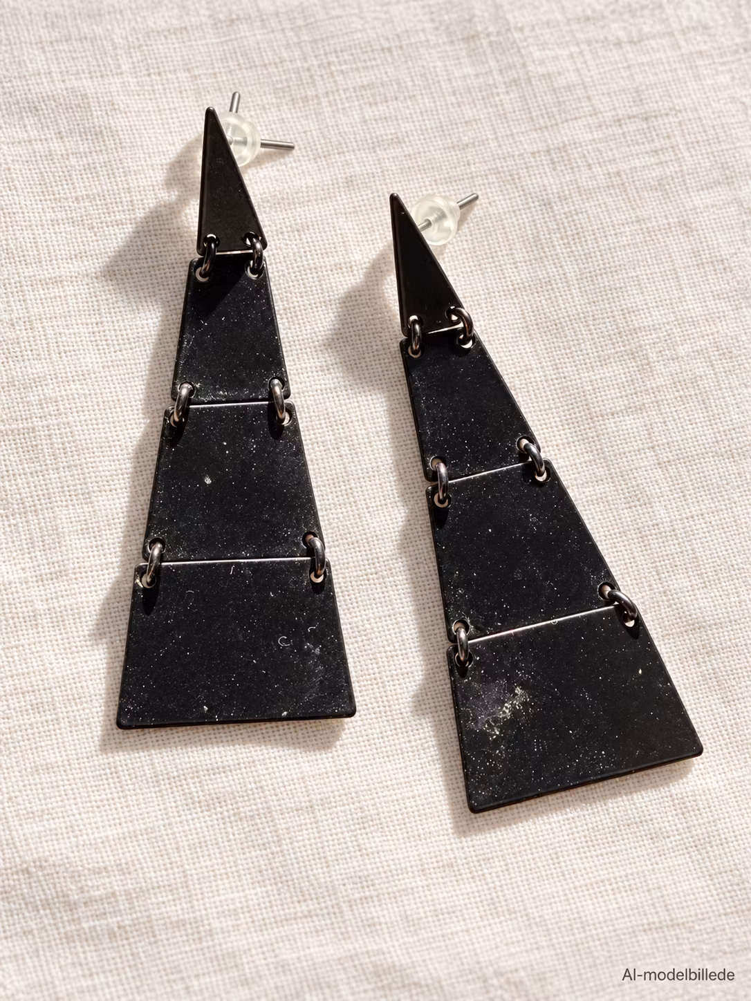 Sorte øreringe med fire geometriske led – ca. 6 cm
