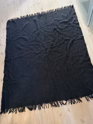 Mørk plaid med frynser – ca. 125 × 150 cm