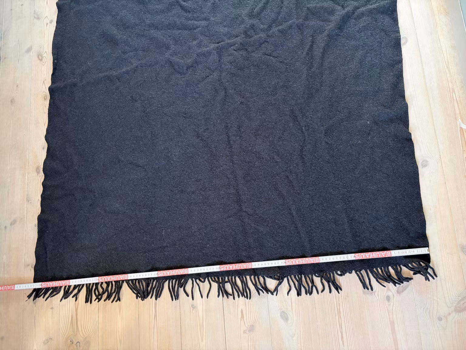 Mørk plaid med frynser – ca. 125 × 150 cm