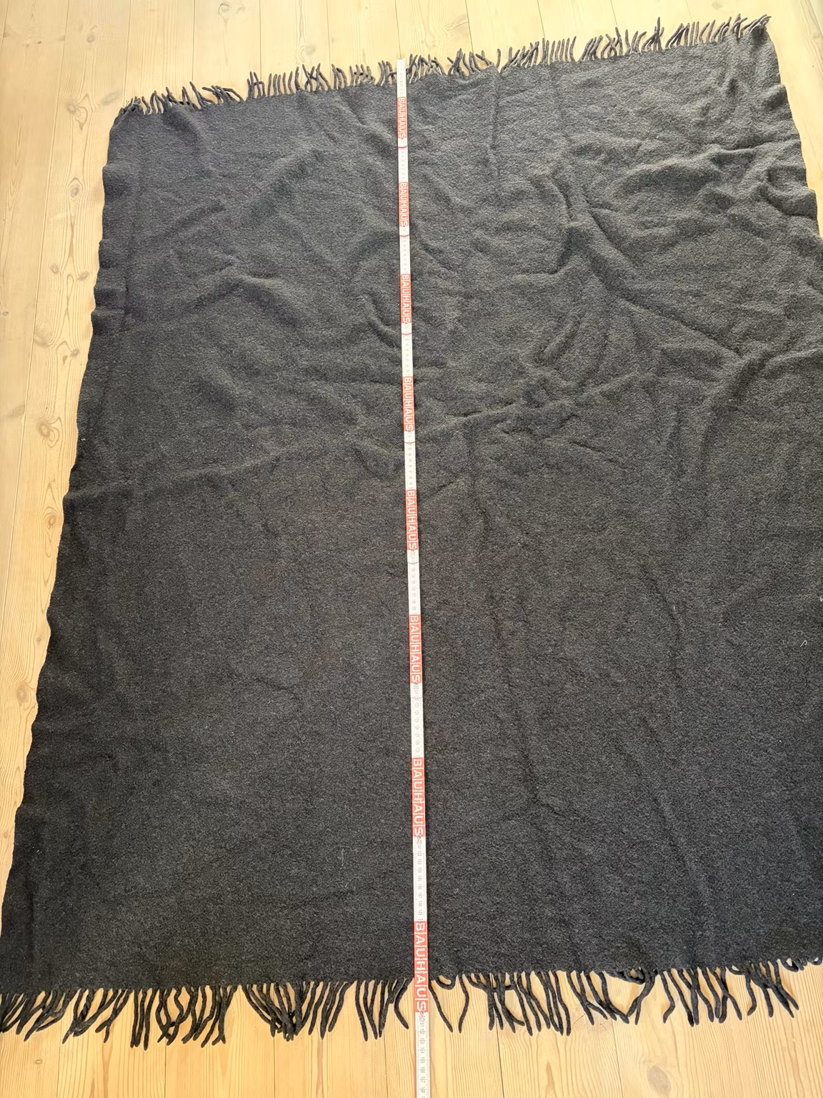 Mørk plaid med frynser – ca. 125 × 150 cm
