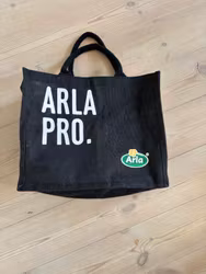 Indkøbstaske Arla Pro – sort med korte hanke, ca. 35 × 30 cm
