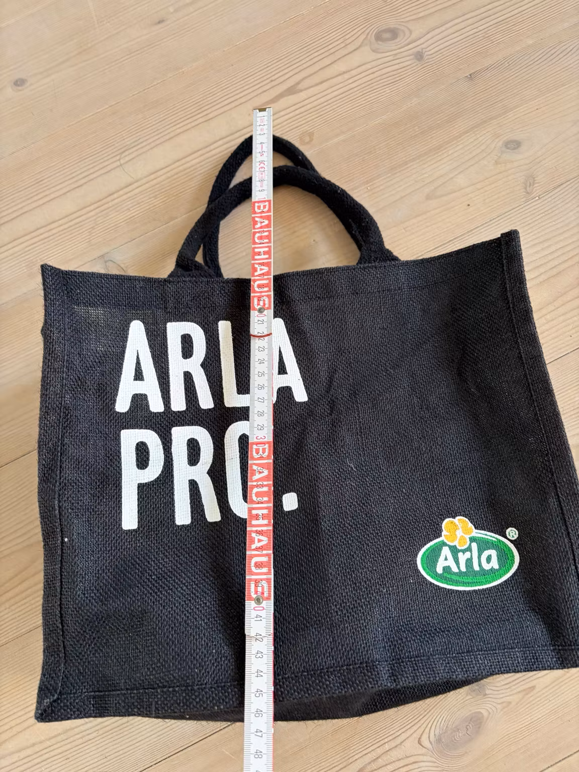 Indkøbstaske Arla Pro – sort med korte hanke, ca. 35 × 30 cm