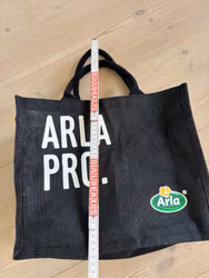Indkøbstaske Arla Pro – sort med korte hanke, ca. 35 × 30 cm