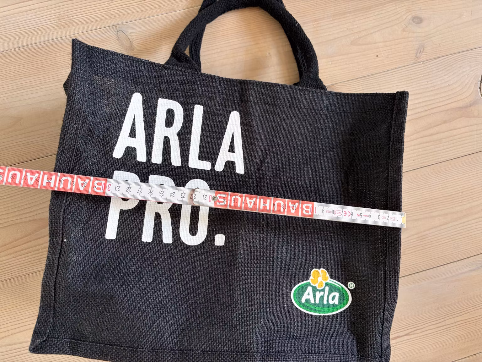 Indkøbstaske Arla Pro – sort med korte hanke, ca. 35 × 30 cm