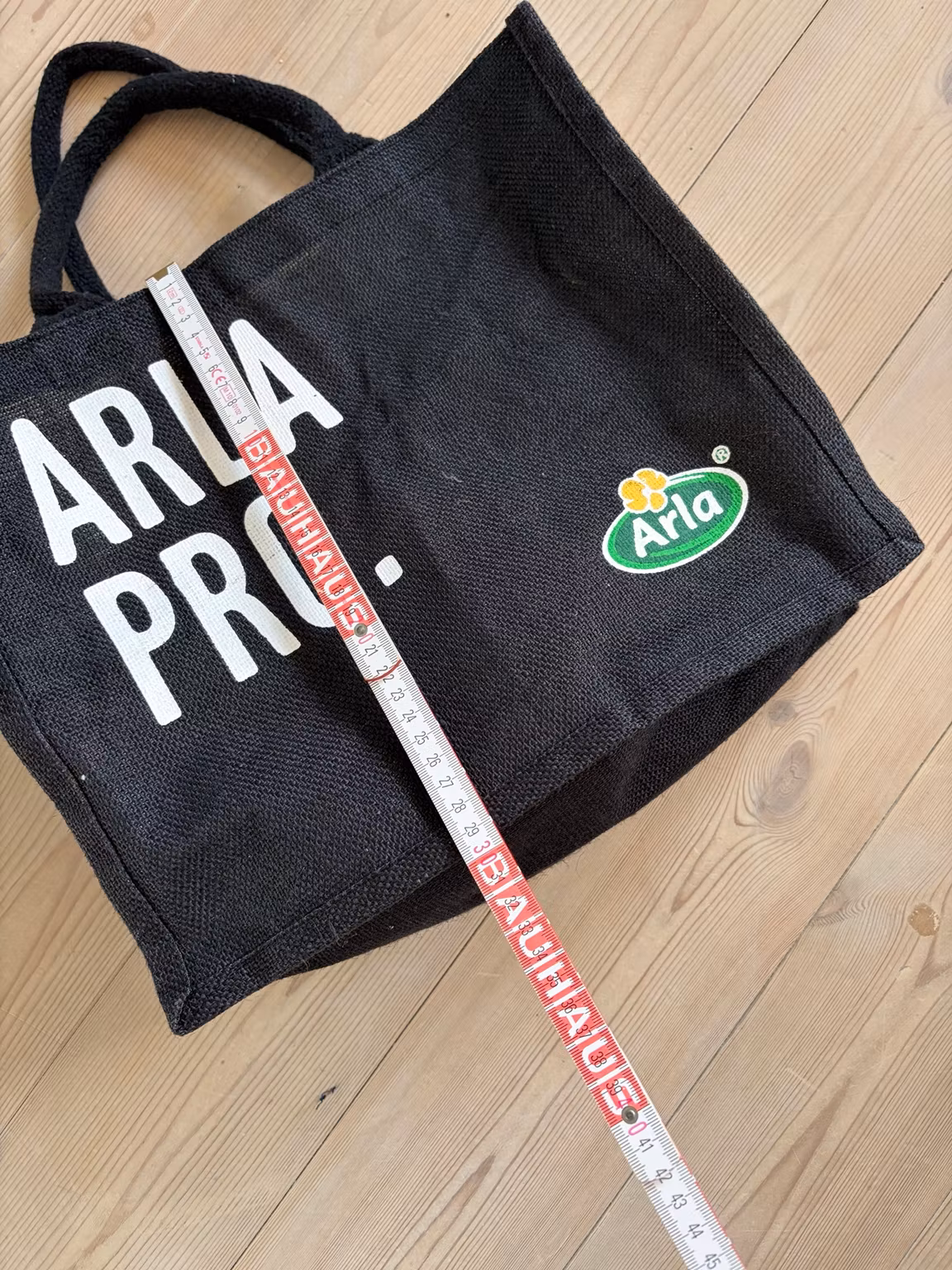 Indkøbstaske Arla Pro – sort med korte hanke, ca. 35 × 30 cm