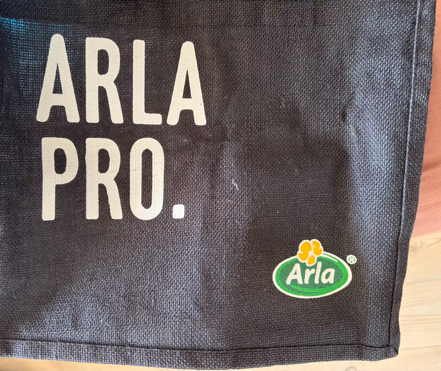 Indkøbstaske Arla Pro – sort med korte hanke, ca. 35 × 30 cm