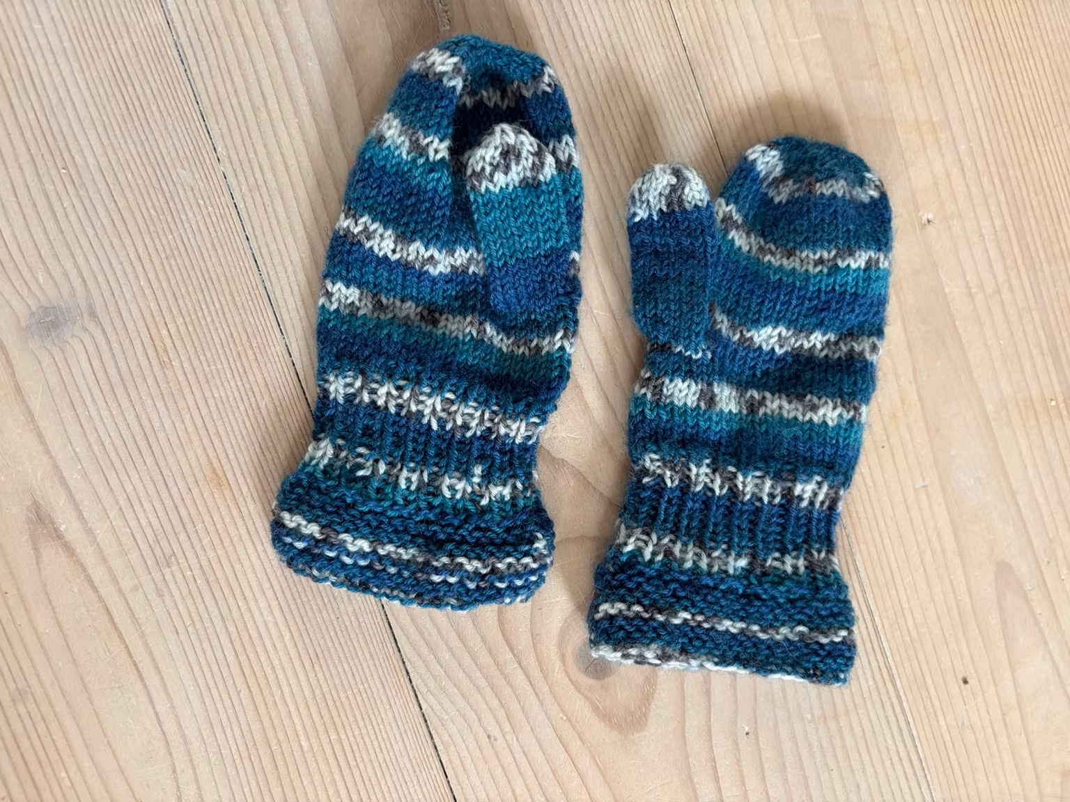 Luffer – håndstrikkede i blå og petrol med lyse striber, ca. 16 cm