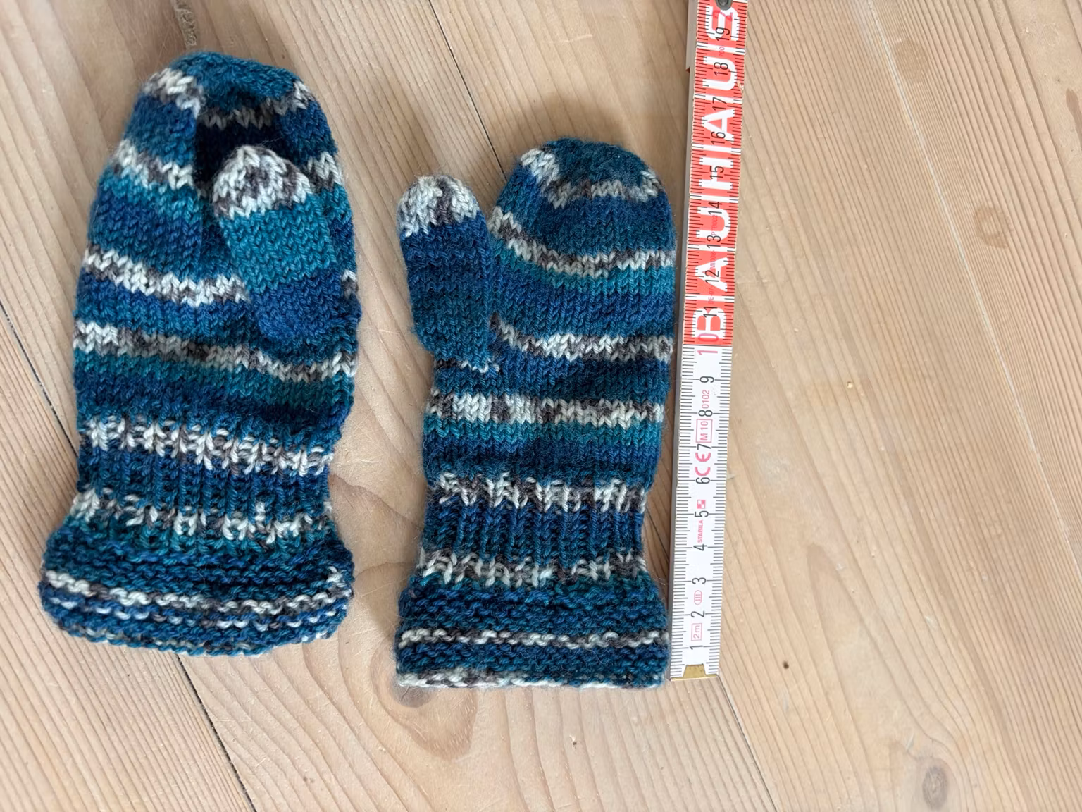 Luffer – håndstrikkede i blå og petrol med lyse striber, ca. 16 cm