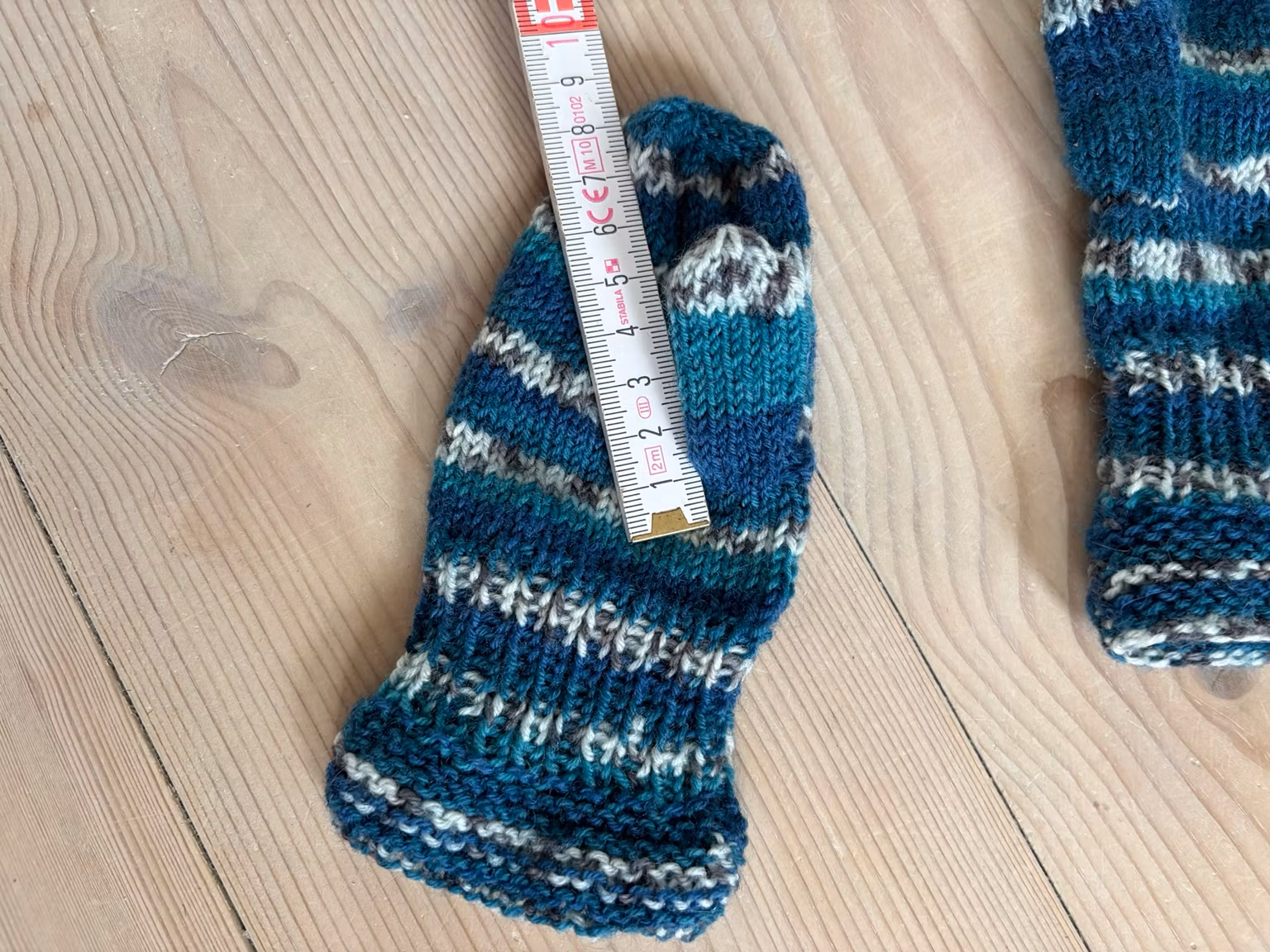 Luffer – håndstrikkede i blå og petrol med lyse striber, ca. 16 cm