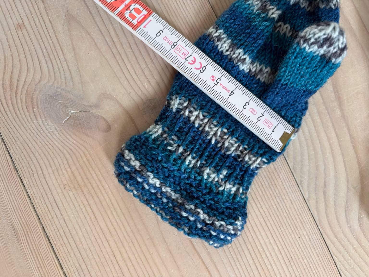 Luffer – håndstrikkede i blå og petrol med lyse striber, ca. 16 cm