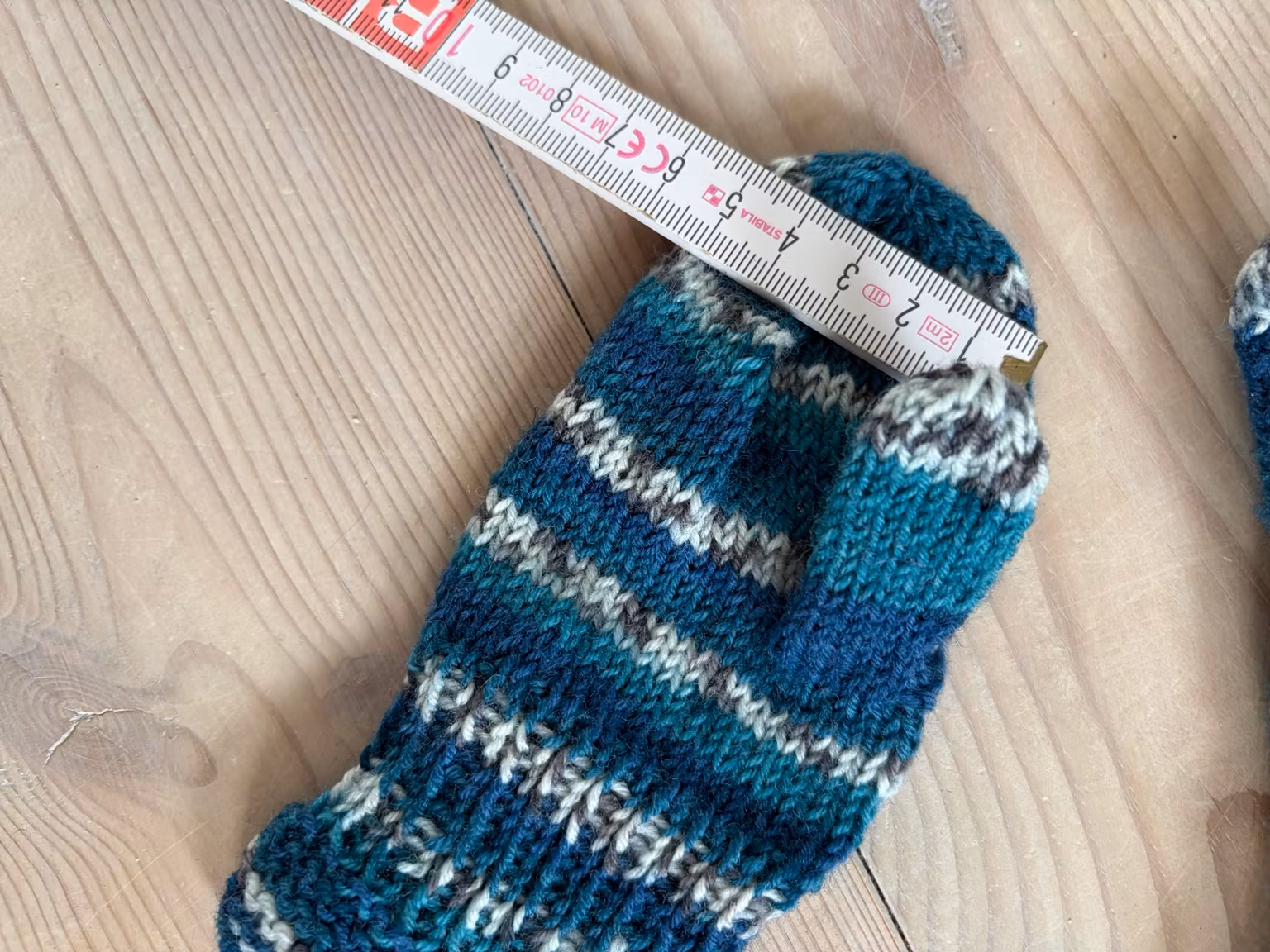 Luffer – håndstrikkede i blå og petrol med lyse striber, ca. 16 cm