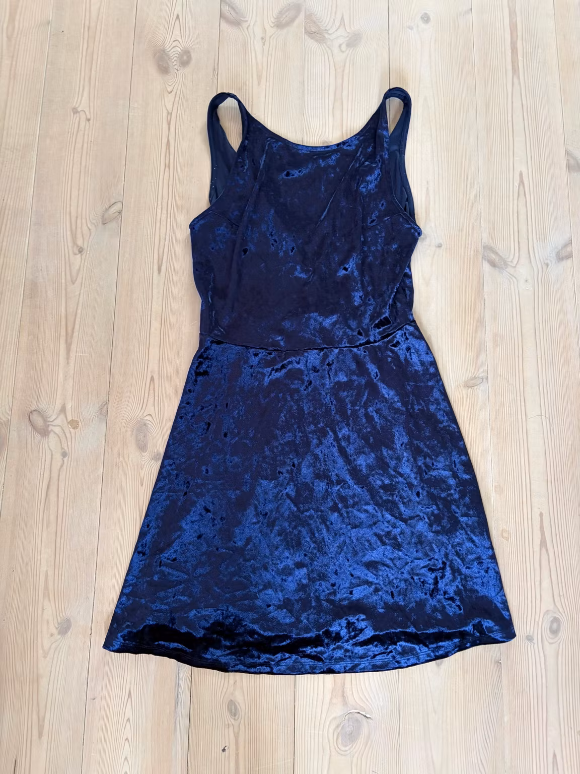 Velourkjole H&M Divided – blå med V-ryg, str. 40