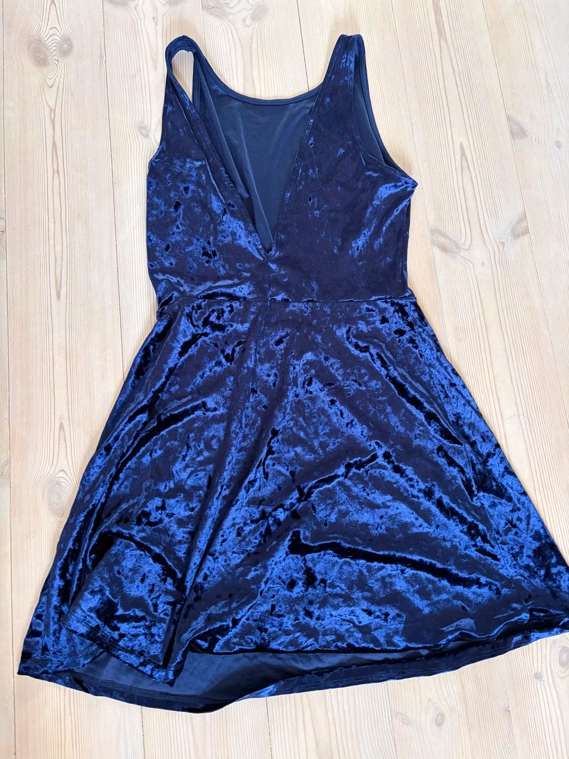 Velourkjole H&M Divided – blå med V-ryg, str. 40