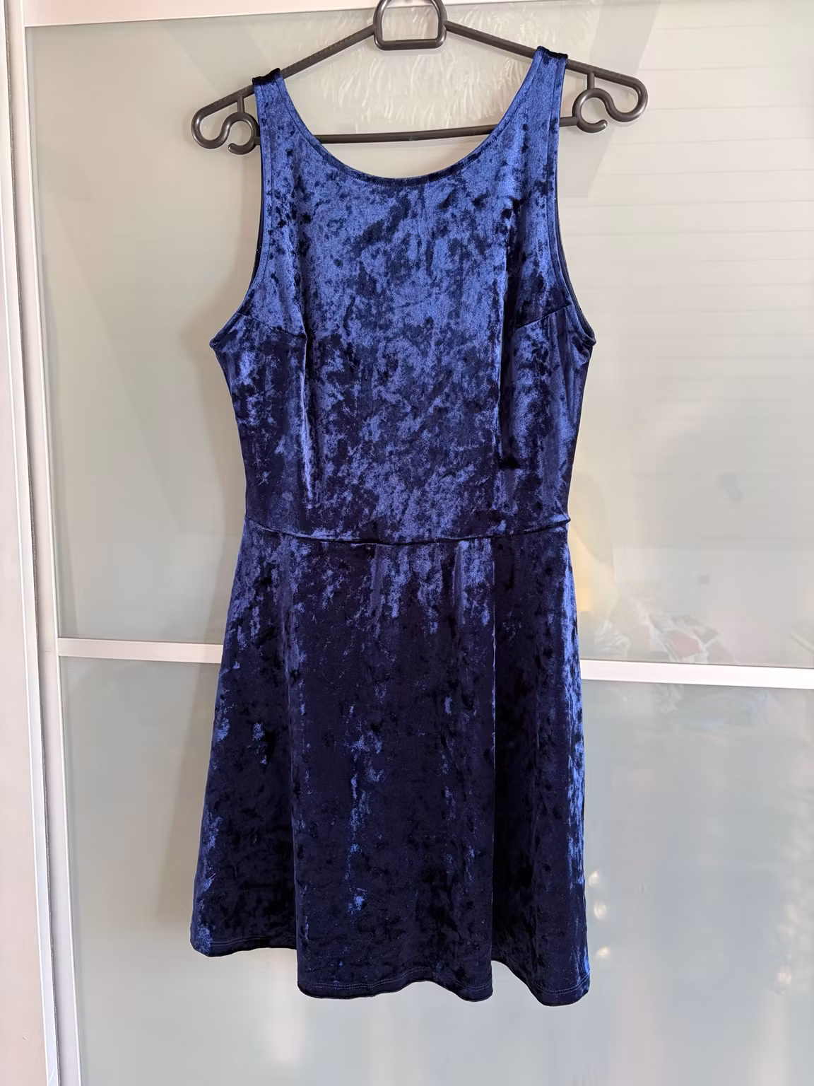 Velourkjole H&M Divided – blå med V-ryg, str. 40