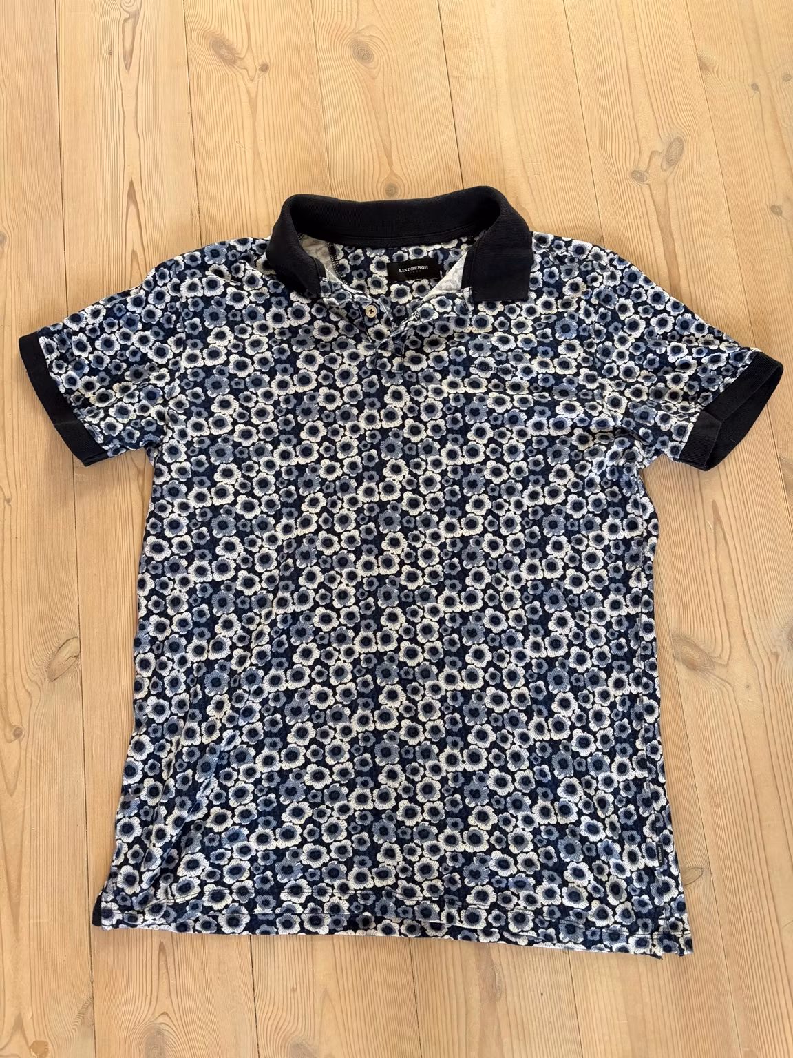 Polo Lindbergh Black – blå og hvid med blomstermønster