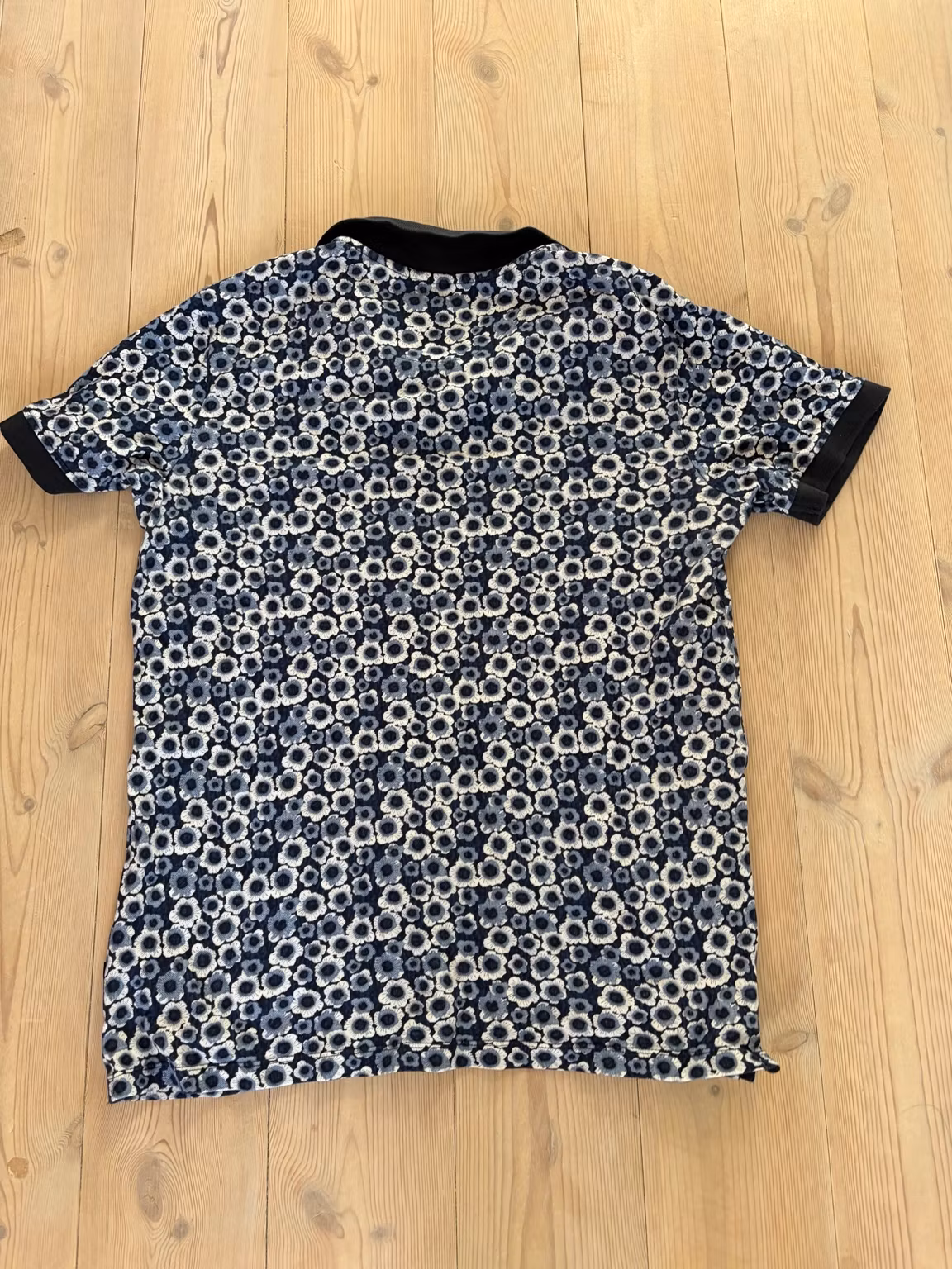 Polo Lindbergh Black – blå og hvid med blomstermønster