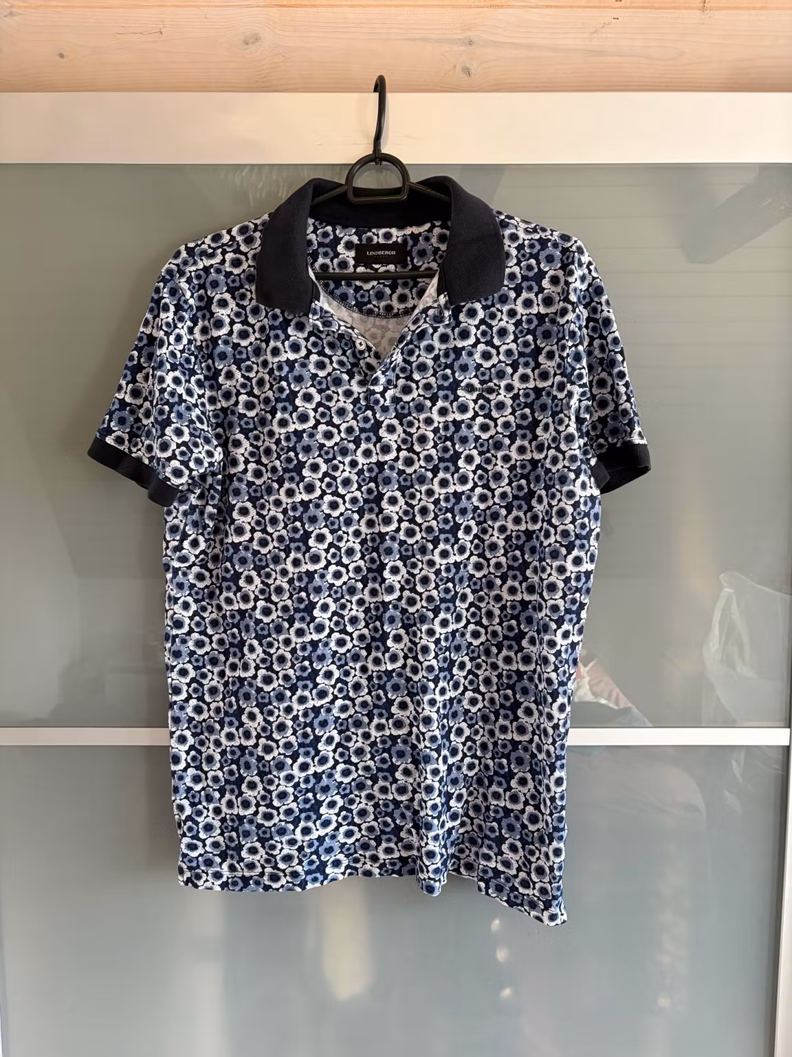 Polo Lindbergh Black – blå og hvid med blomstermønster