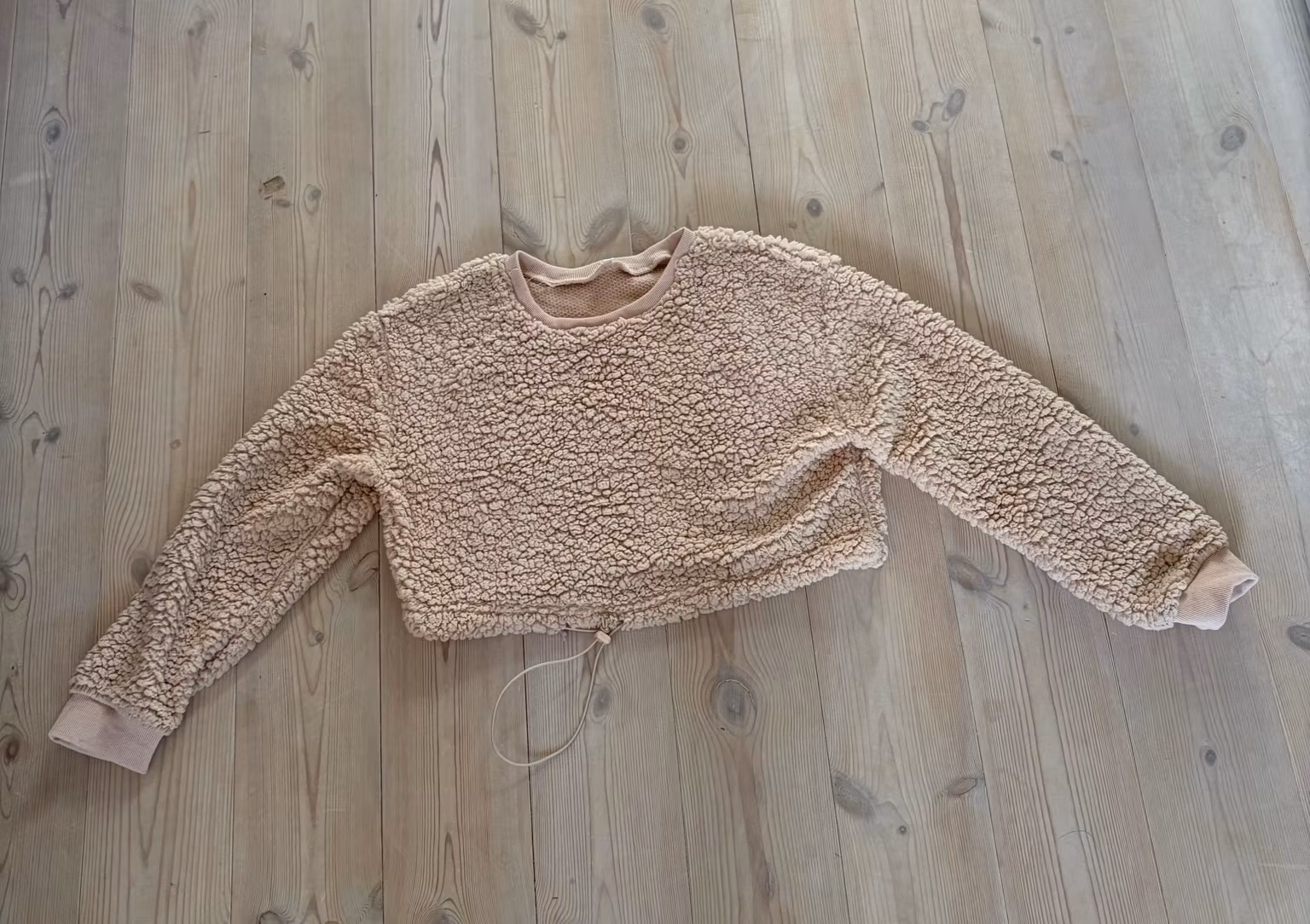Teddytrøje – lys beige med rosa tone og snøre, str. S/M