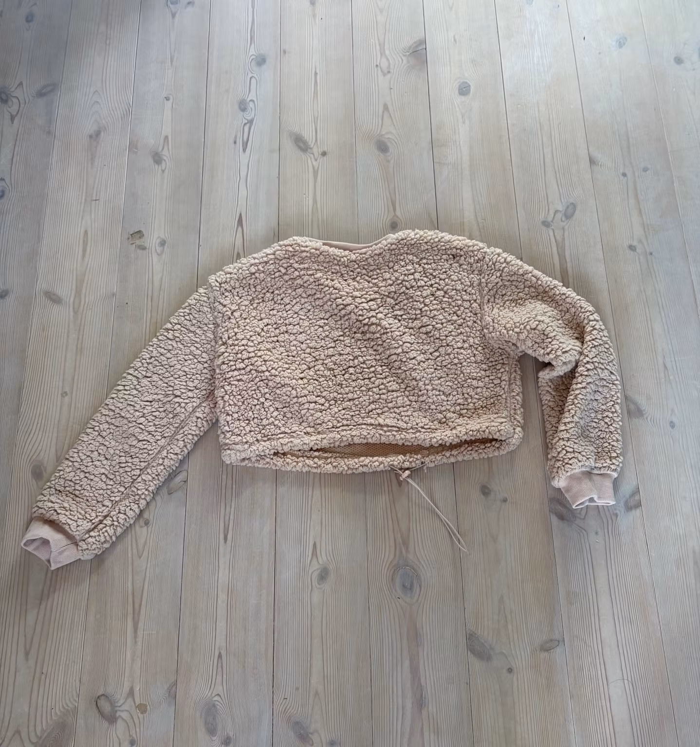 Teddytrøje – lys beige med rosa tone og snøre, str. S/M