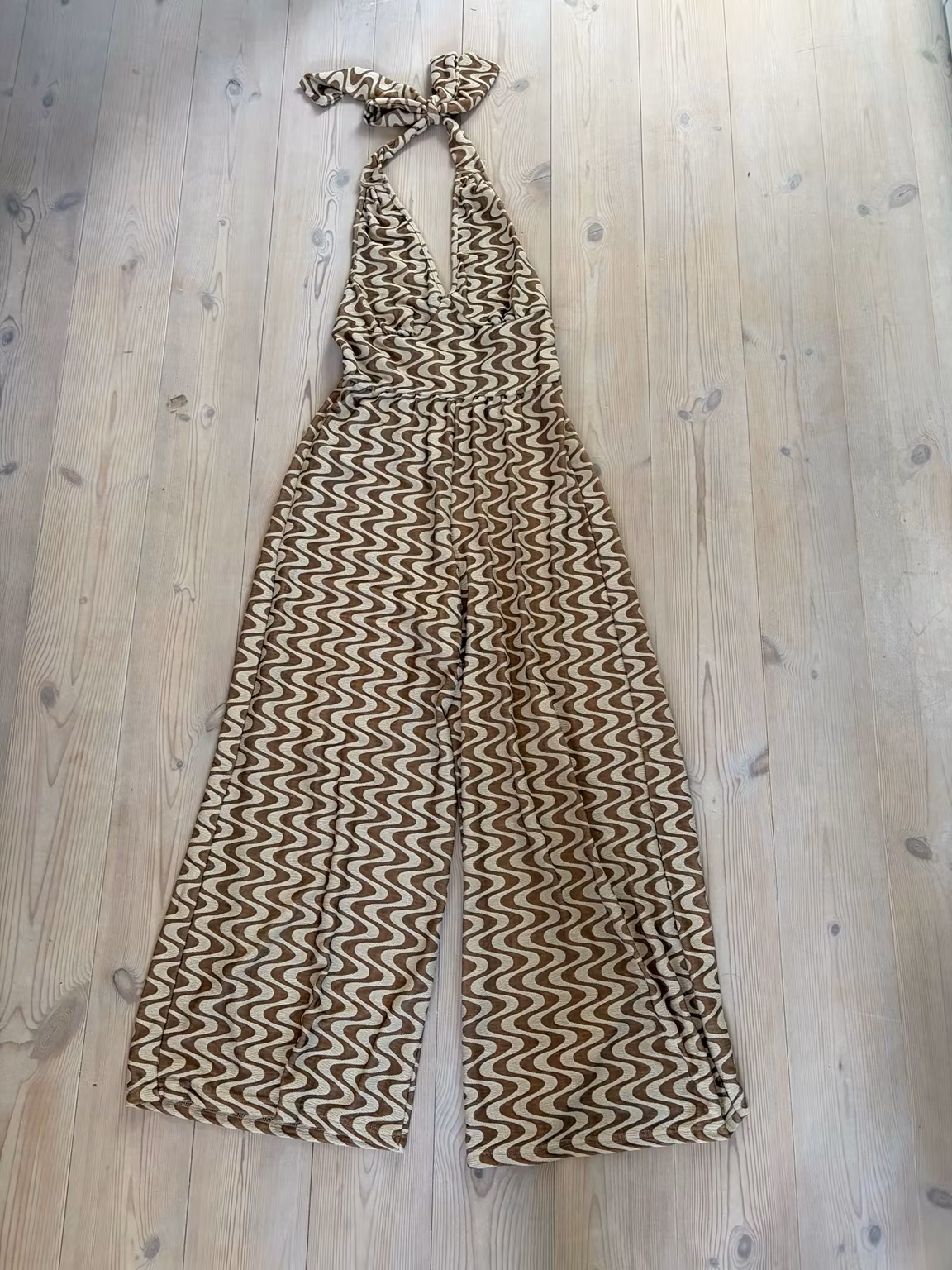 Jumpsuit SHEIN – brun/creme med bølgemønster og halterneck, str. M/38