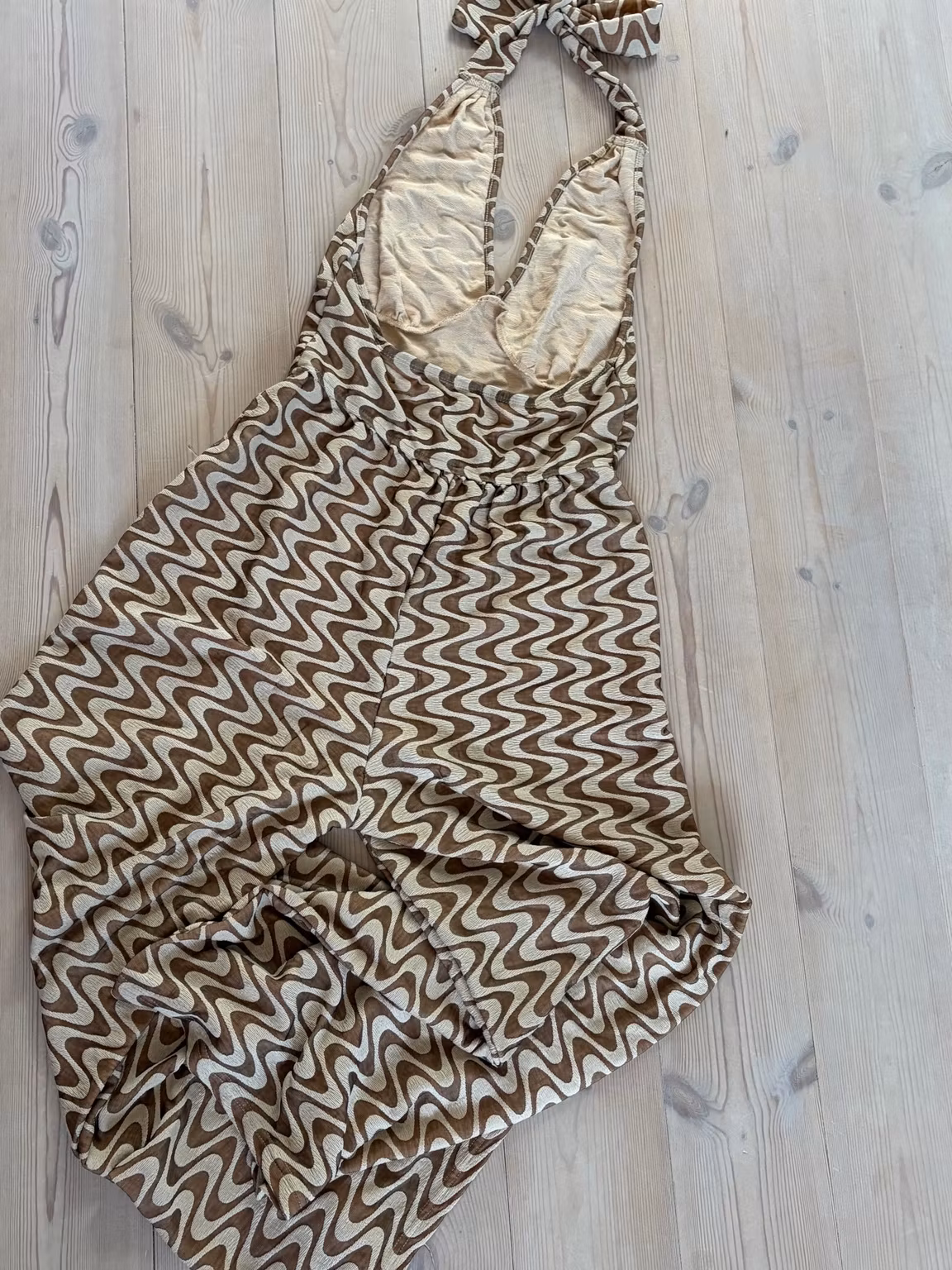 Jumpsuit SHEIN – brun/creme med bølgemønster og halterneck, str. M/38