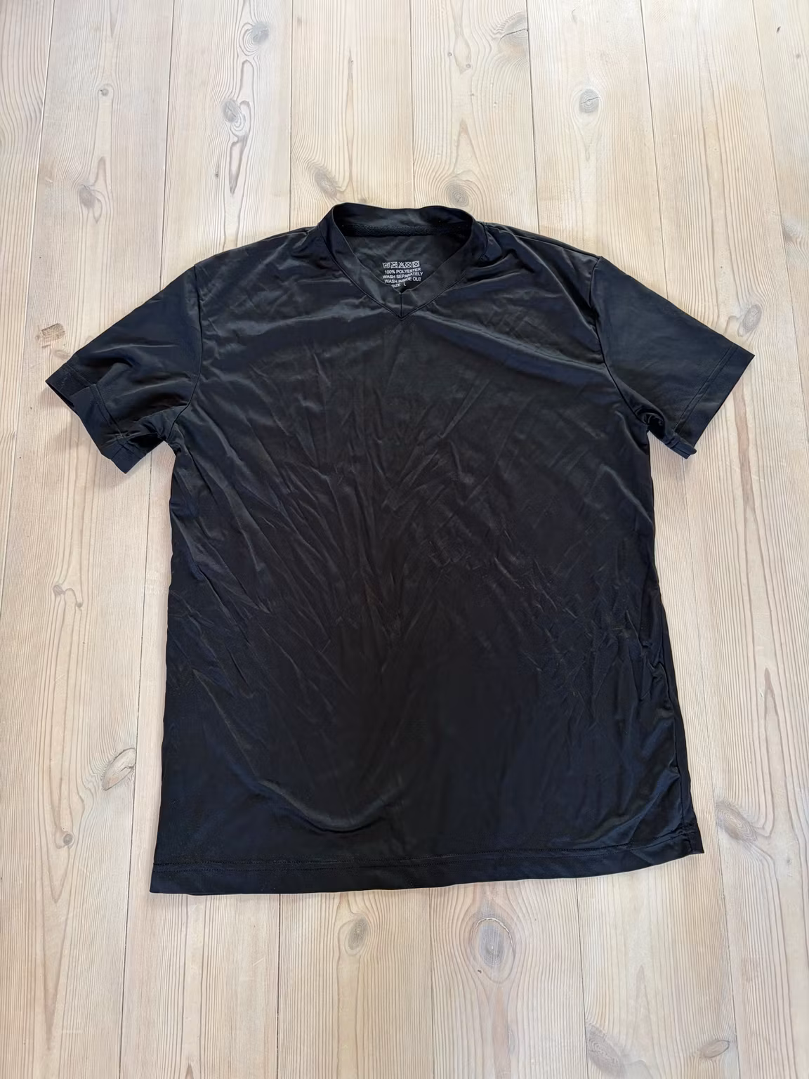 T-shirt med V-hals – sort, str. L