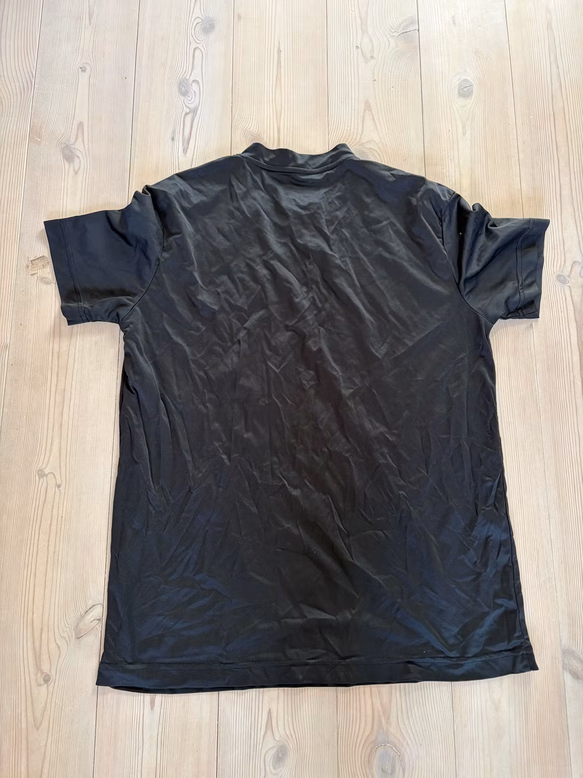 T-shirt med V-hals – sort, str. L