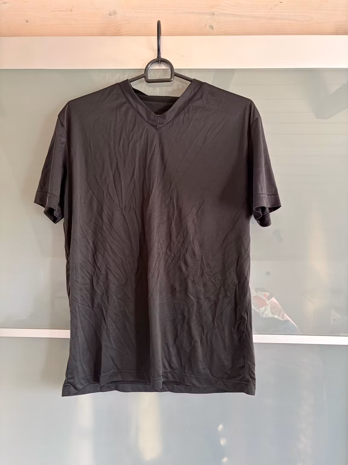 T-shirt med V-hals – sort, str. L