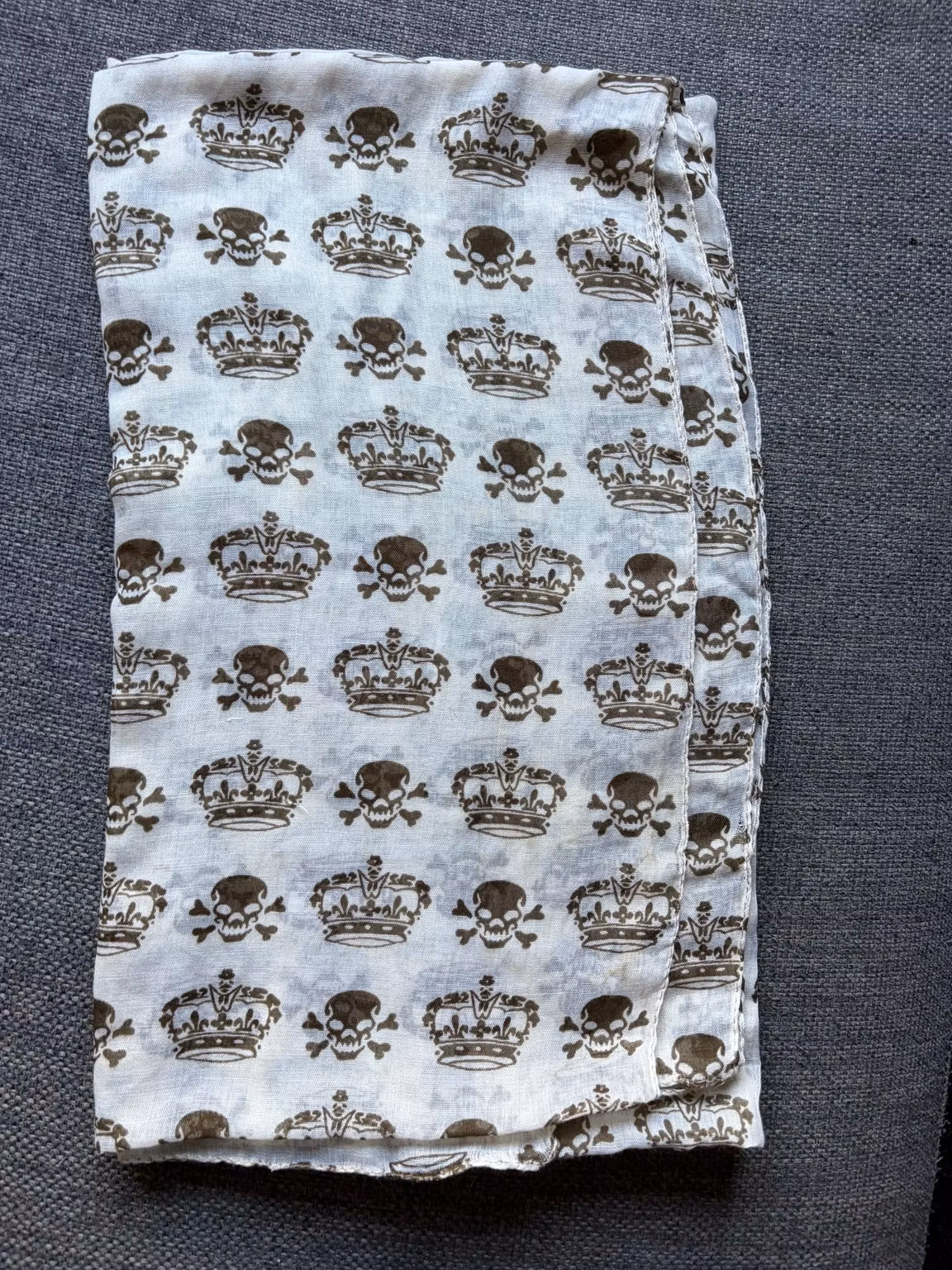 Tørklæde – råhvidt med dødningehoveder og kroner, ca. 205 × 108 cm