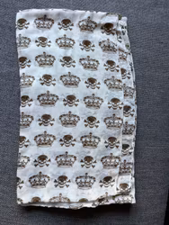 Tørklæde – råhvidt med dødningehoveder og kroner, ca. 205 × 108 cm