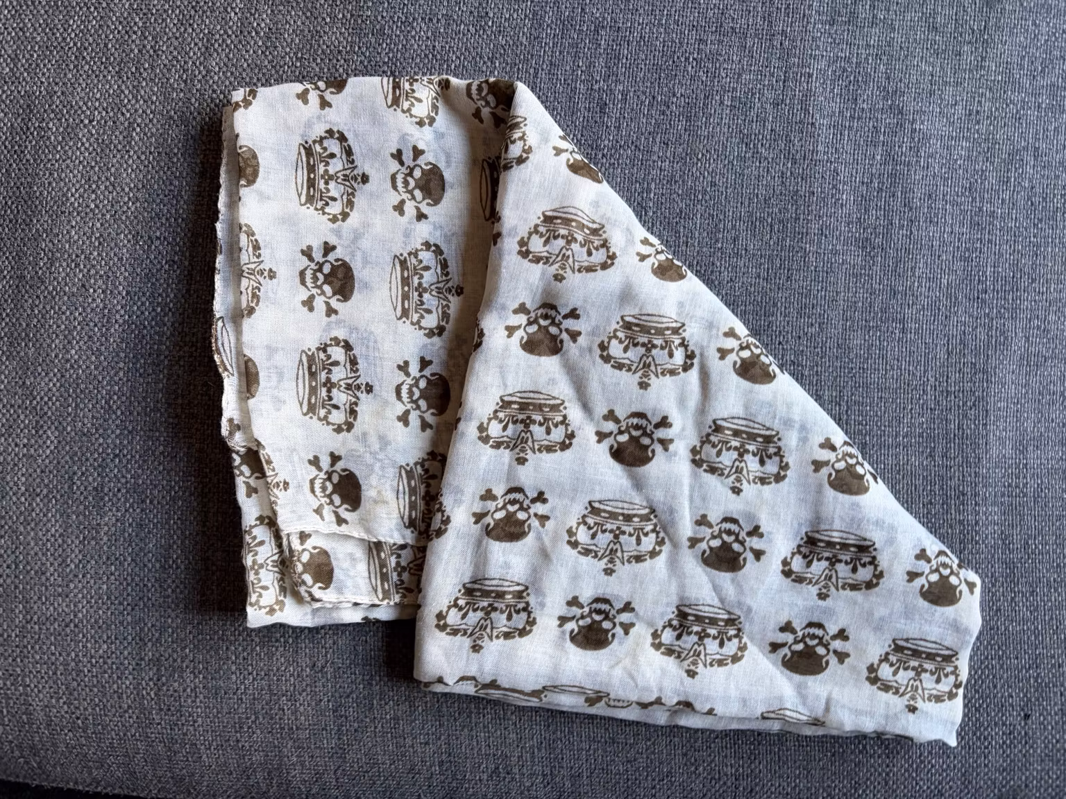 Tørklæde – råhvidt med dødningehoveder og kroner, ca. 205 × 108 cm