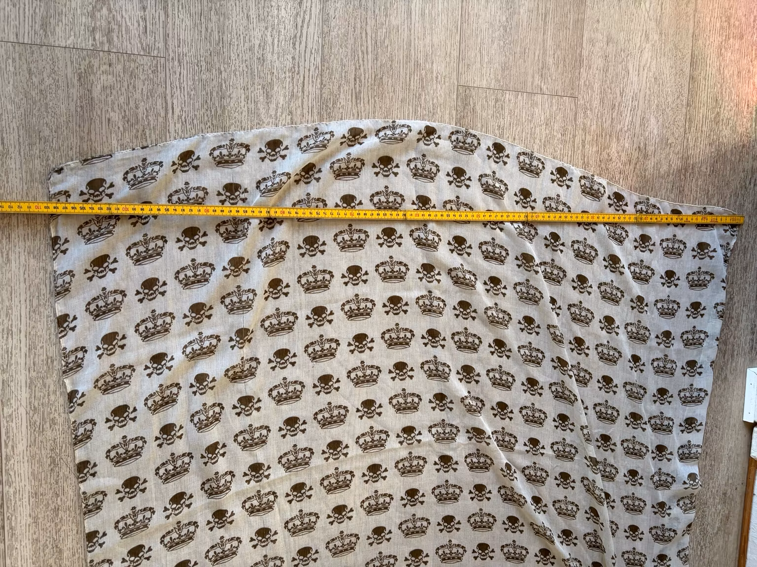 Tørklæde – råhvidt med dødningehoveder og kroner, ca. 205 × 108 cm