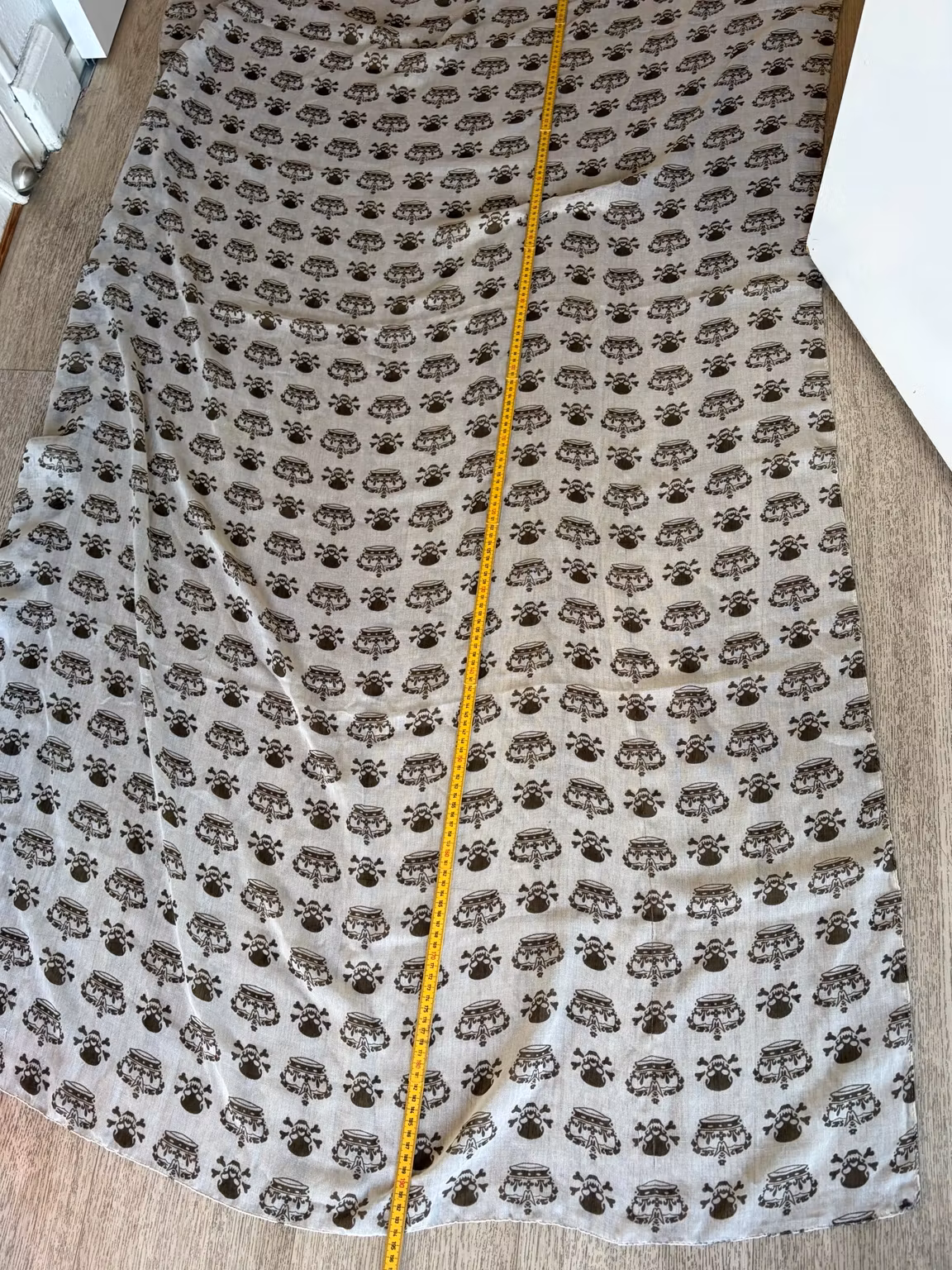Tørklæde – råhvidt med dødningehoveder og kroner, ca. 205 × 108 cm